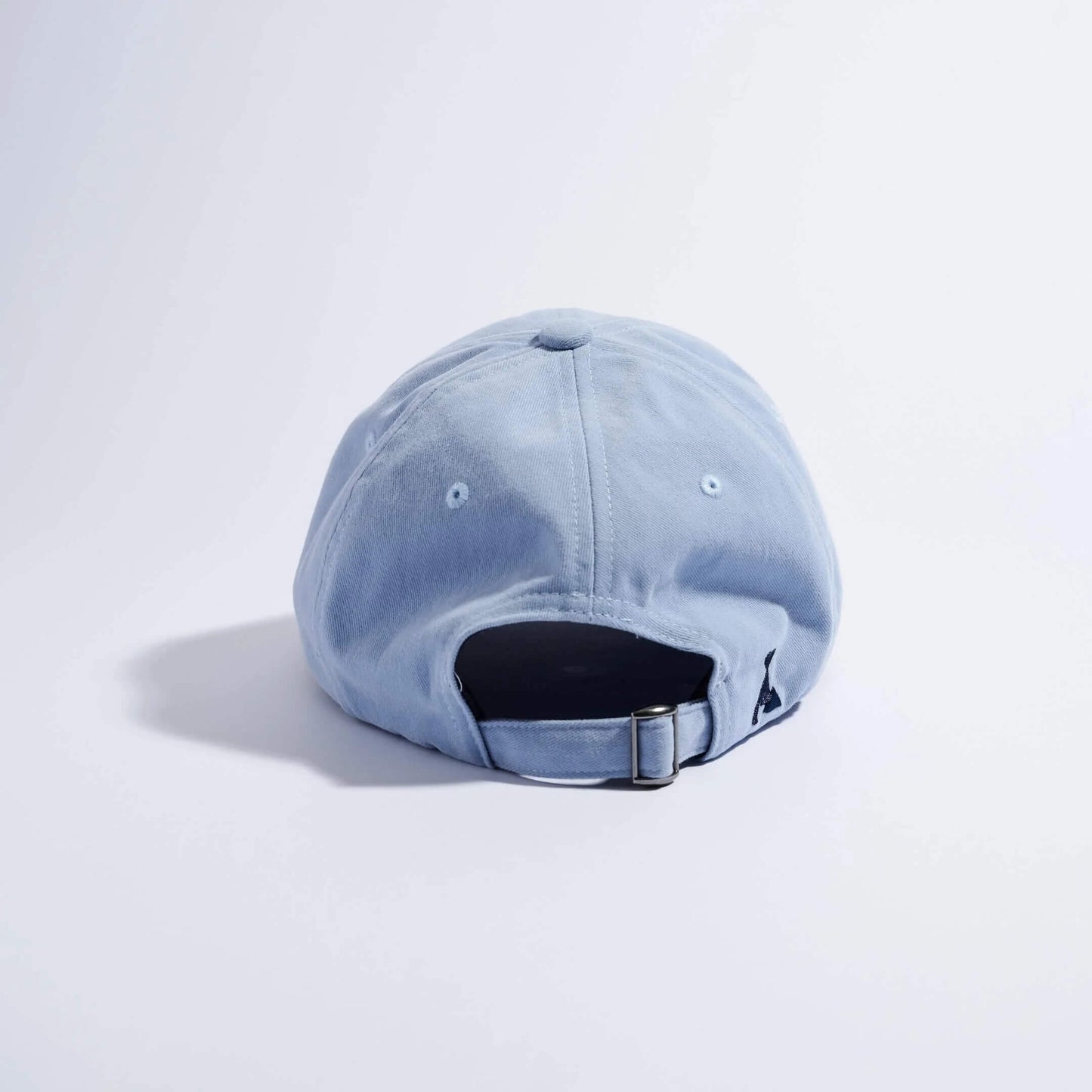VAGA Washed Cotton Cap ウォッシュドコットンキャップ ポスタルブルー 背面（公式画像） - メタルバックルで調節するストラップ開口部と紺色の山型ロゴ、後ろの通気アイレット - 山道具とULギアのお店 Ascend Lite