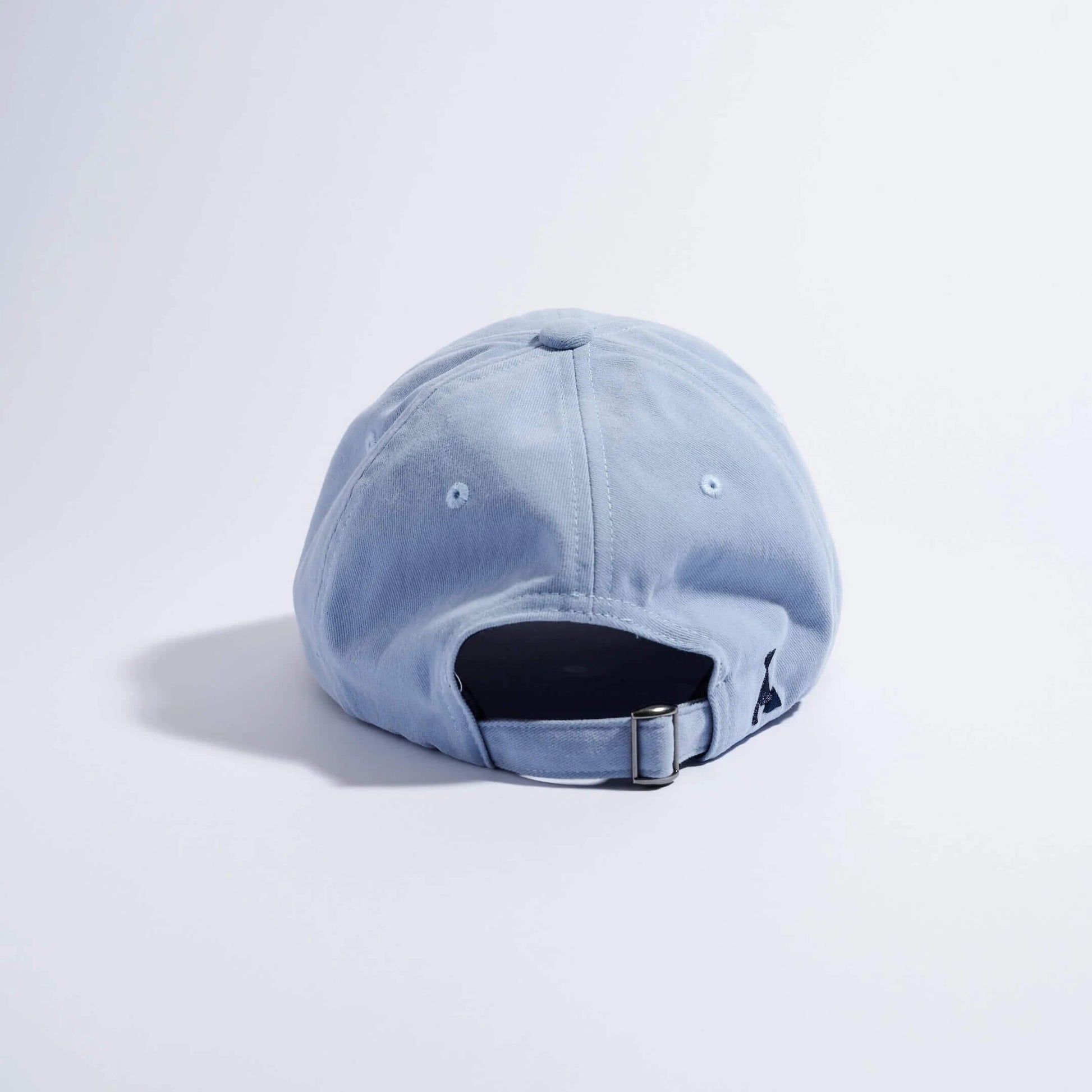 VAGA Washed Cotton Cap ウォッシュドコットンキャップ ポスタルブルー 背面（公式画像） - メタルバックルで調節するストラップ開口部と紺色の山型ロゴ、後ろの通気アイレット - 山道具とULギアのお店 Ascend Lite