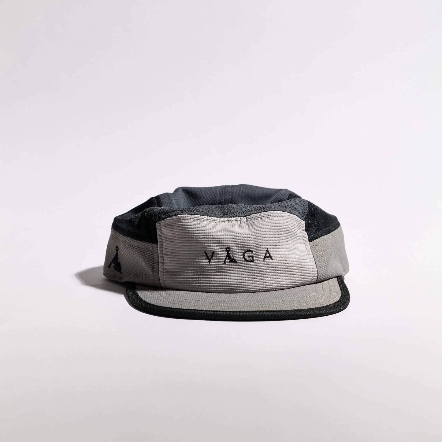 VAGA Club Cap クラブキャップ ライトグレー／ミッドグレー／ブラック 正面（公式画像） - ライトグレーのフロントパネルに黒のVAGAロゴ、黒で縁取られたつばと3色の切り替え - 山道具とULギアのお店 Ascend Lite