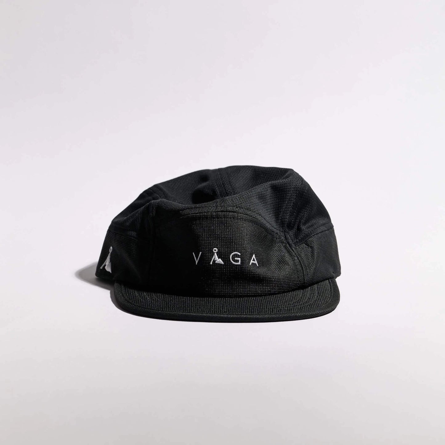 VAGA Club Cap クラブキャップ ストームブラック 正面 - 5パネルクラウン中央の高密度織りVAGAラベル - 山道具とULギアのお店 Ascend Lite