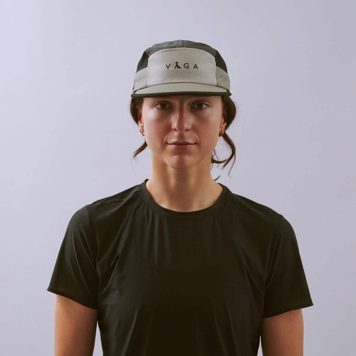 VAGA Club Cap クラブキャップ ライトグレー／ミッドグレー／ブラック 着用イメージ 正面 - 浅めのクラウンとショートピークの見え方 - 山道具とULギアのお店 Ascend Lite