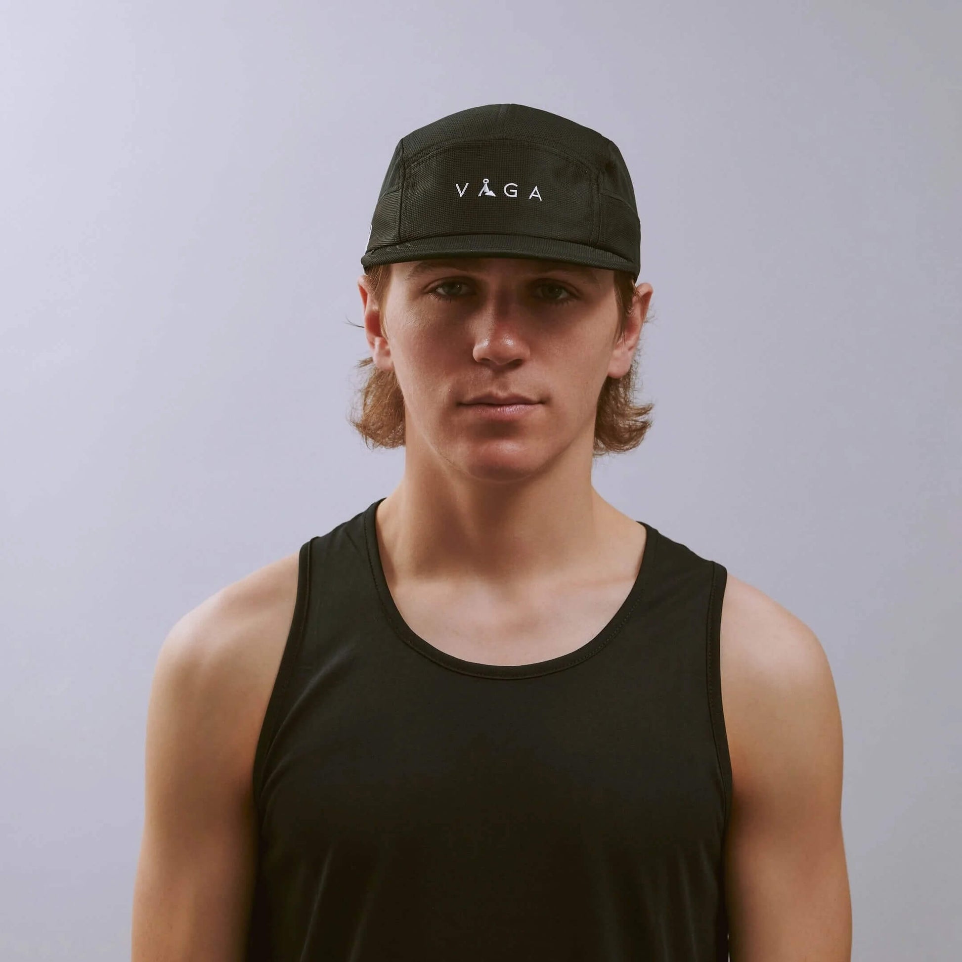 VAGA Club Cap クラブキャップ ストームブラック 着用イメージ 正面（公式画像） - タンクトップ姿の男性、フロント中央の白いVAGAロゴと眉の上で止まる浅い被り位置 - 山道具とULギアのお店 Ascend Lite
