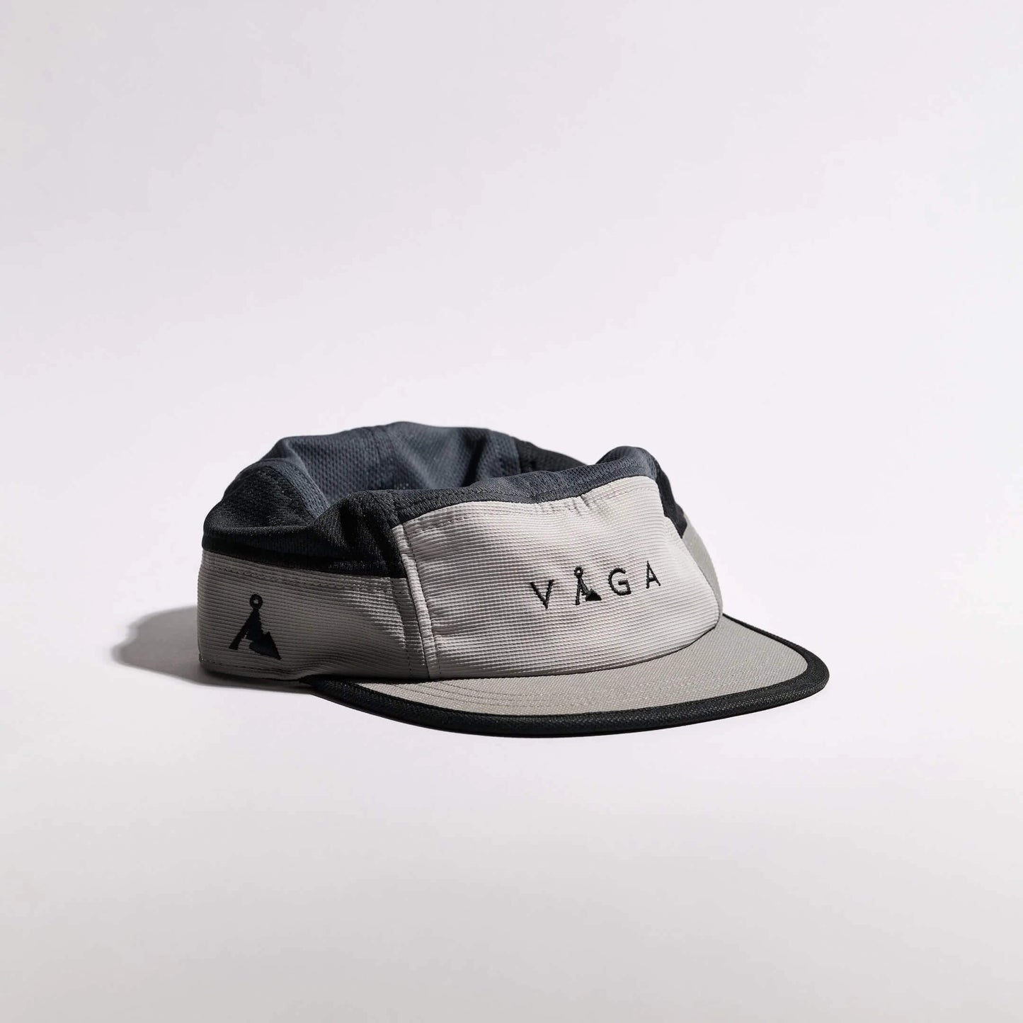 VAGA Club Cap クラブキャップ ライトグレー／ミッドグレー／ブラック 斜め前から見た全体 - 浅めの5パネルクラウンとEVAソフト芯入りの5cmショートピーク - 山道具とULギアのお店 Ascend Lite