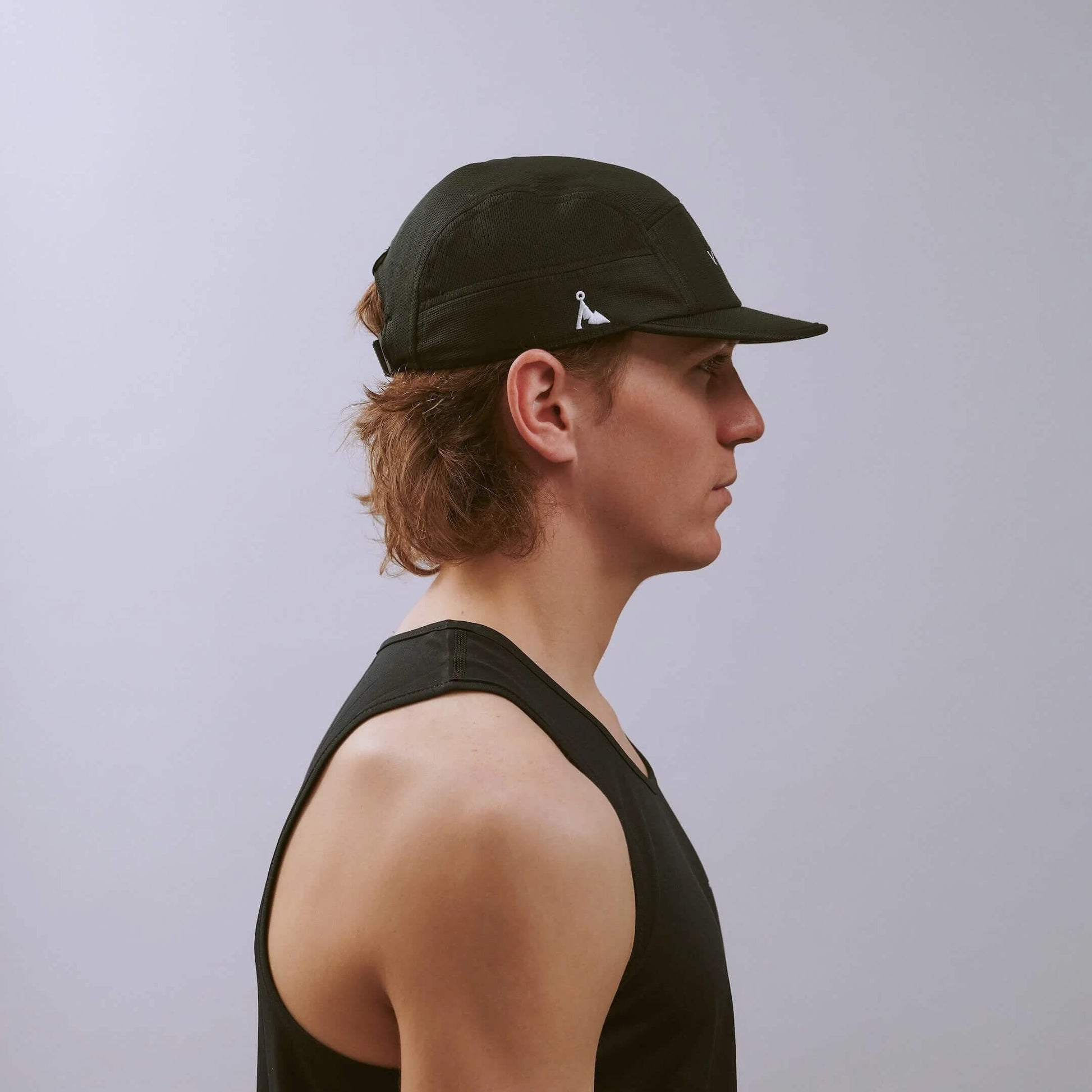 VAGA Club Cap クラブキャップ ストームブラック 着用イメージ 真横（公式画像） - 前下がりの5cmショートピークとサイドパネルの白い山型ロゴ、頭に沿う浅いクラウン - 山道具とULギアのお店 Ascend Lite