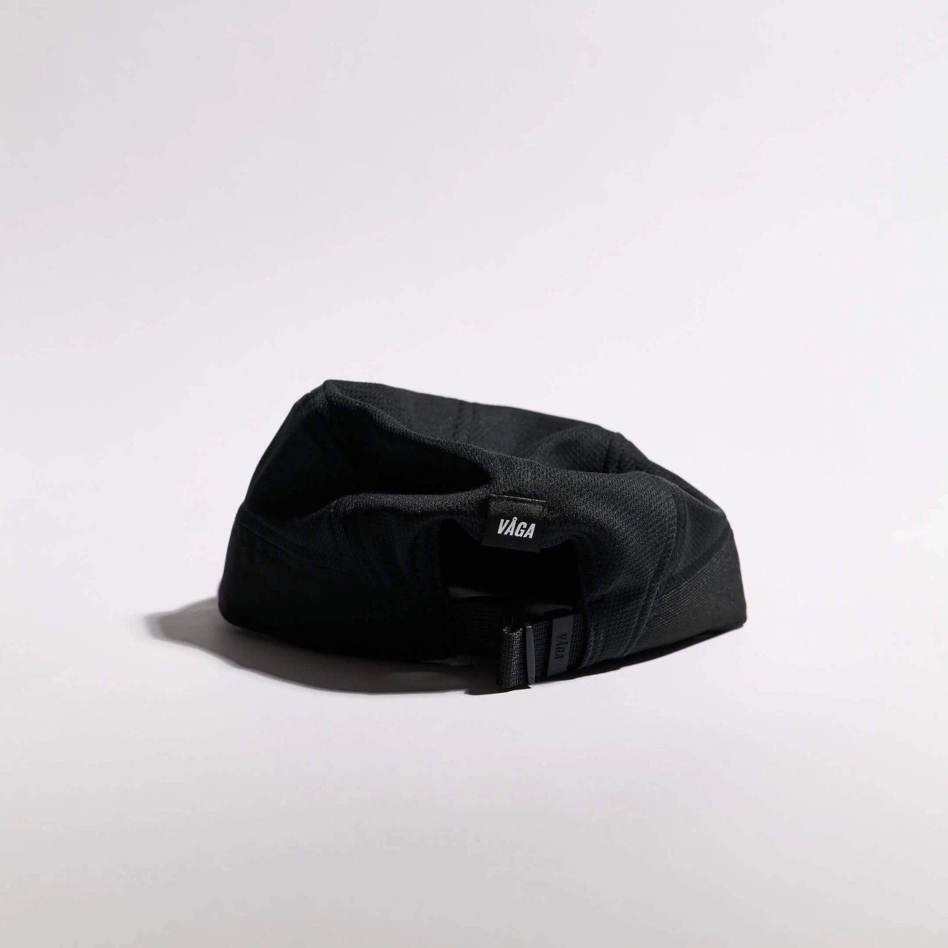VAGA Club Cap クラブキャップ ストームブラック 背面（公式画像） - 後頭部中央の黒いVAGAネームタグと調整式バックストラップ、クイックリリース式クロージャー - 山道具とULギアのお店 Ascend Lite