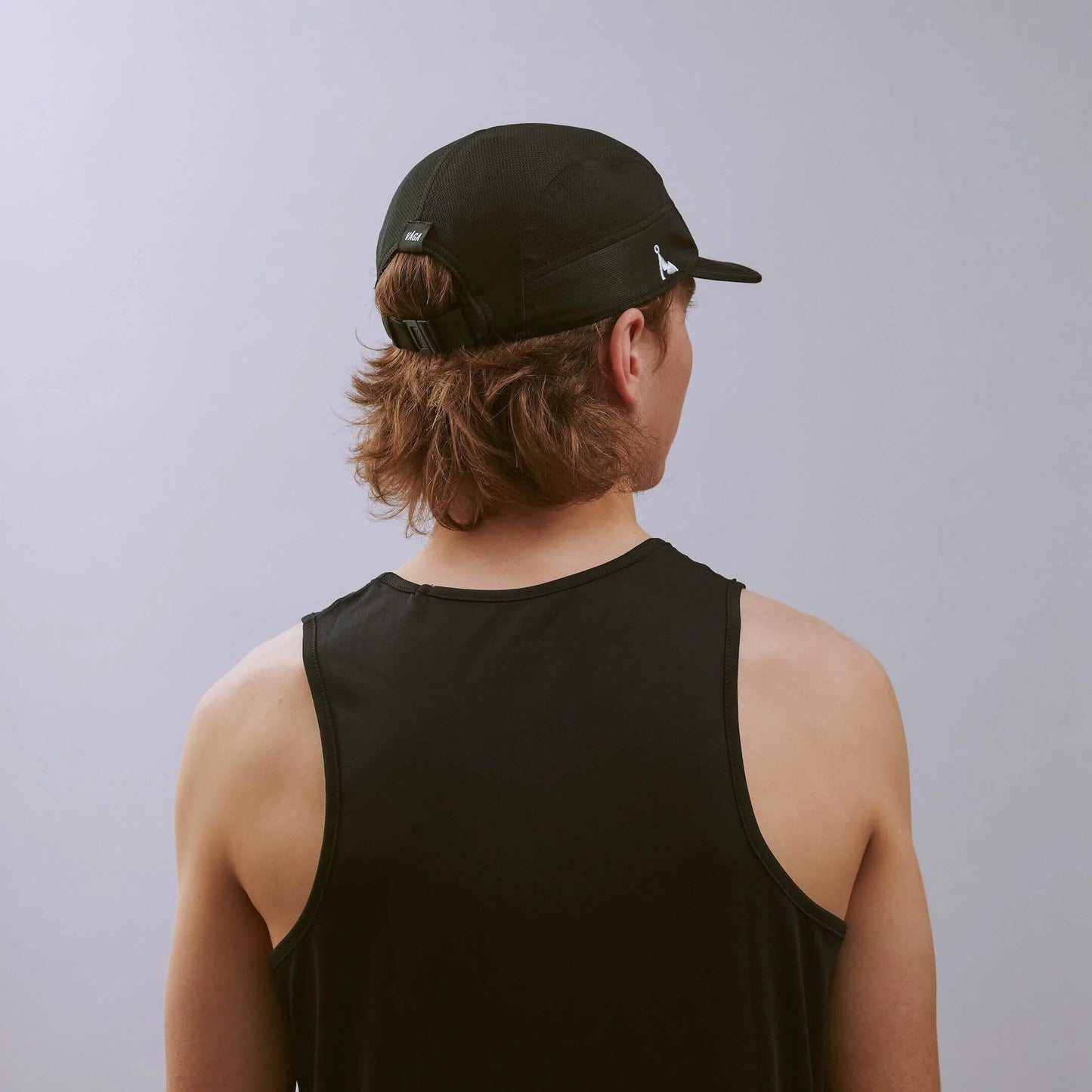 VAGA Club Cap クラブキャップ ストームブラック 着用イメージ 後ろ姿（公式画像） - 後頭部のバックストラップとクロージャーの収まり、横に伸びるつばのシルエット - 山道具とULギアのお店 Ascend Lite