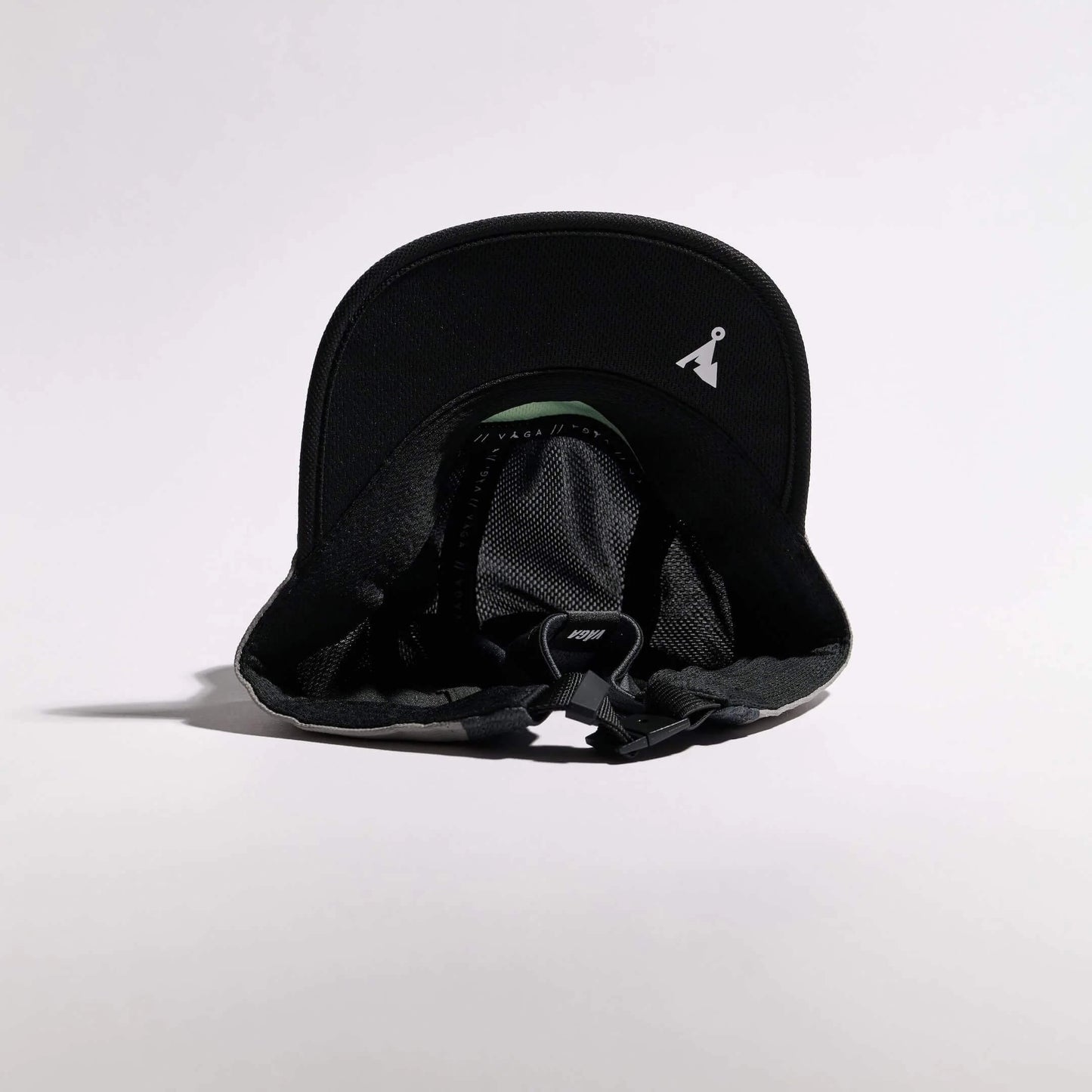VAGA Club Cap クラブキャップ ライトグレー／ミッドグレー／ブラック 内側（公式画像） - 黒いつば裏の白い山型ロゴ、内側のメッシュ吸汗ヘッドバンドとサイズラベル - 山道具とULギアのお店 Ascend Lite