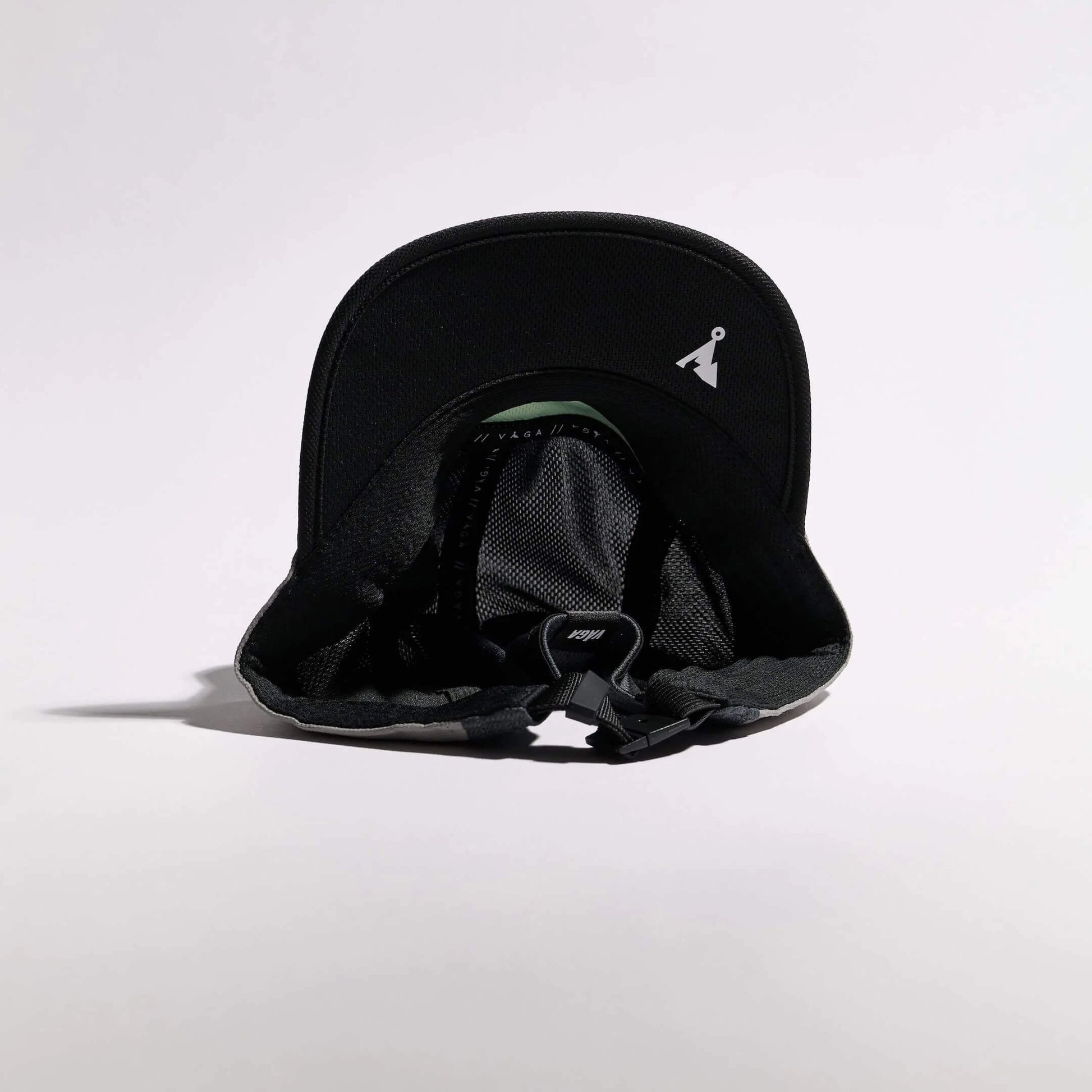 VAGA Club Cap クラブキャップ ライトグレー／ミッドグレー／ブラック 内側（公式画像） - 黒いつば裏の白い山型ロゴ、内側のメッシュ吸汗ヘッドバンドとサイズラベル - 山道具とULギアのお店 Ascend Lite