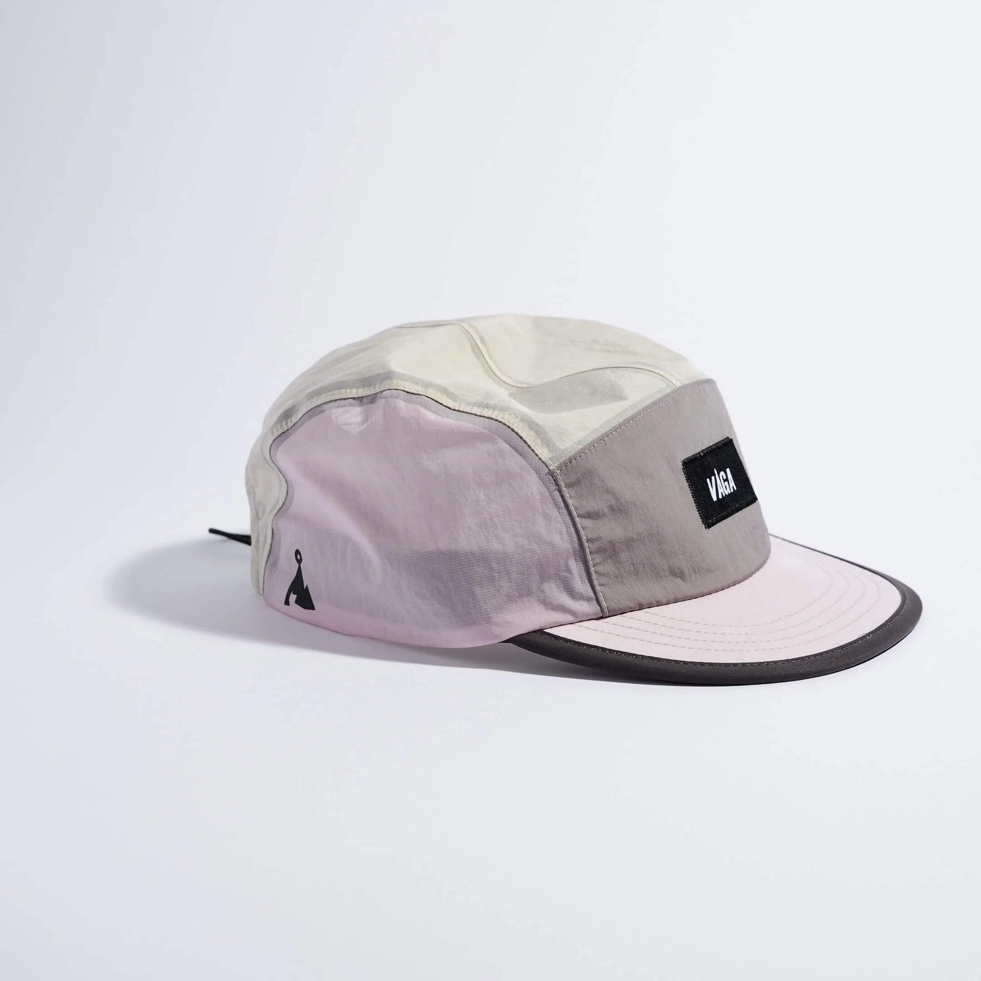 VAGA Pacer Cap ペーサーキャップ ライラック／ダストグレー／スモークグレー 斜め横（公式画像） - ライラックのサイドパネルの黒い山型ロゴと淡いピンクのショートピーク、光沢のあるナイロン生地 - 山道具とULギアのお店 Ascend Lite