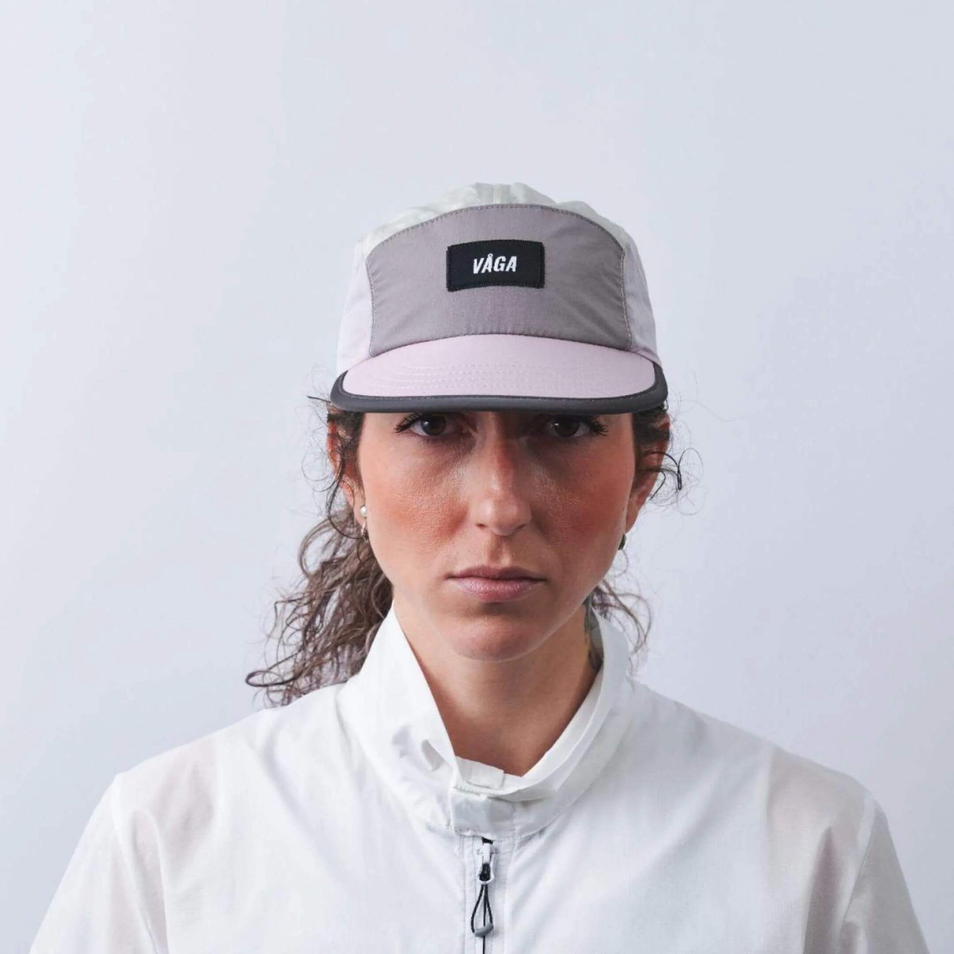 VAGA Pacer Cap ペーサーキャップ ライラック／ダストグレー／スモークグレー 着用イメージ 正面 - 浅めのクラウンとショートピークの見え方 - 山道具とULギアのお店 Ascend Lite