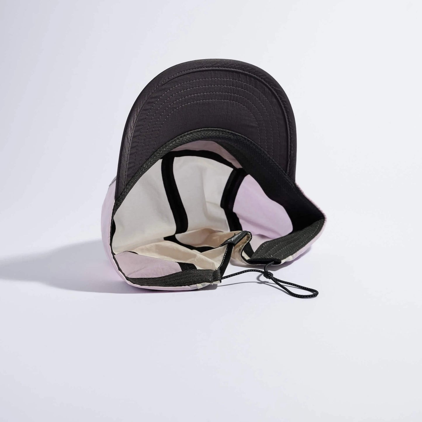 VAGA Pacer Cap ペーサーキャップ ライラック／ダストグレー／スモークグレー 内側（公式画像） - チャコールのつば裏と生成りの内装、黒いテープ状のシームとドローコードの引き出し口 - 山道具とULギアのお店 Ascend Lite