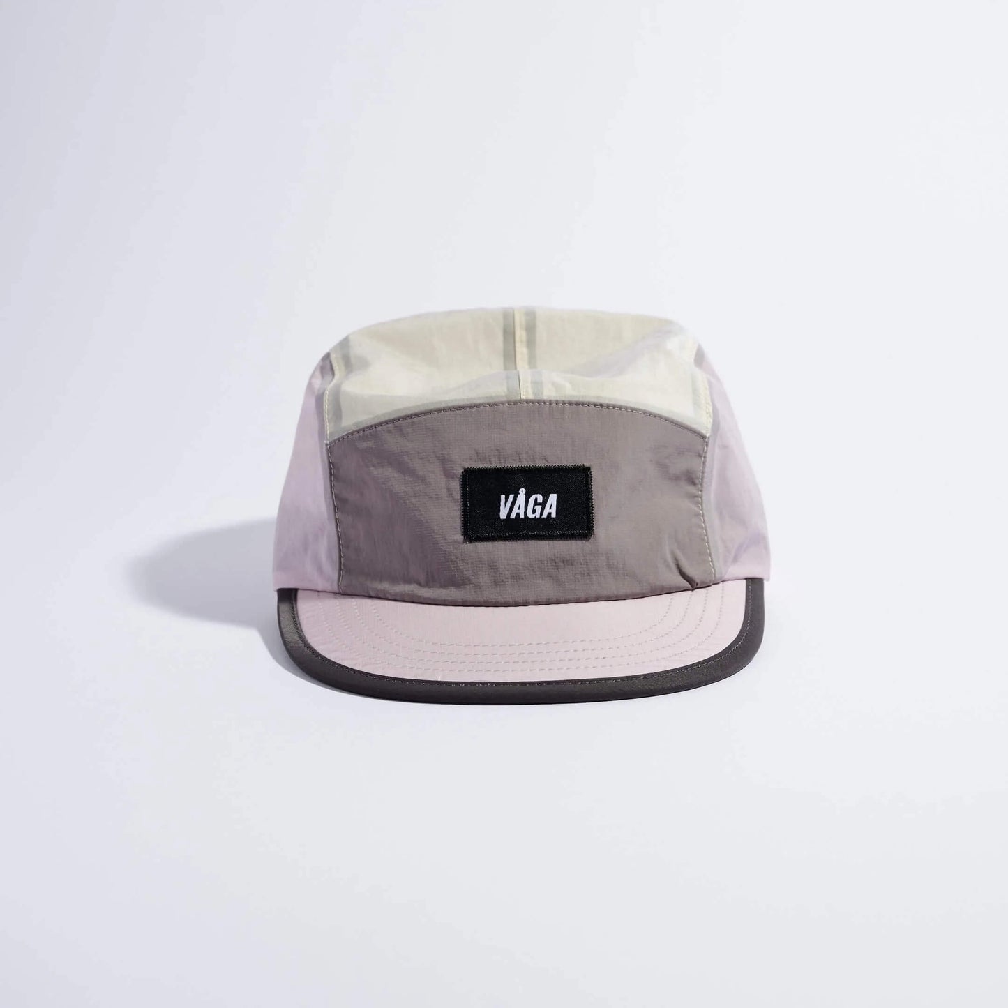 VAGA Pacer Cap ペーサーキャップ ライラック／ダストグレー／スモークグレー 正面（公式画像） - グレーのフロントパネル中央の黒いVAGAラベル、生成りのトップとライラックのサイドパネル - 山道具とULギアのお店 Ascend Lite