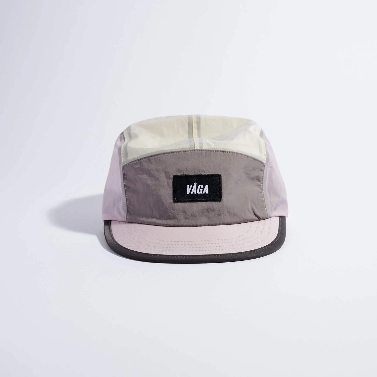 VAGA Pacer Cap ペーサーキャップ ライラック／ダストグレー／スモークグレー 正面（公式画像） - グレーのフロントパネル中央の黒いVAGAラベル、生成りのトップとライラックのサイドパネル - 山道具とULギアのお店 Ascend Lite