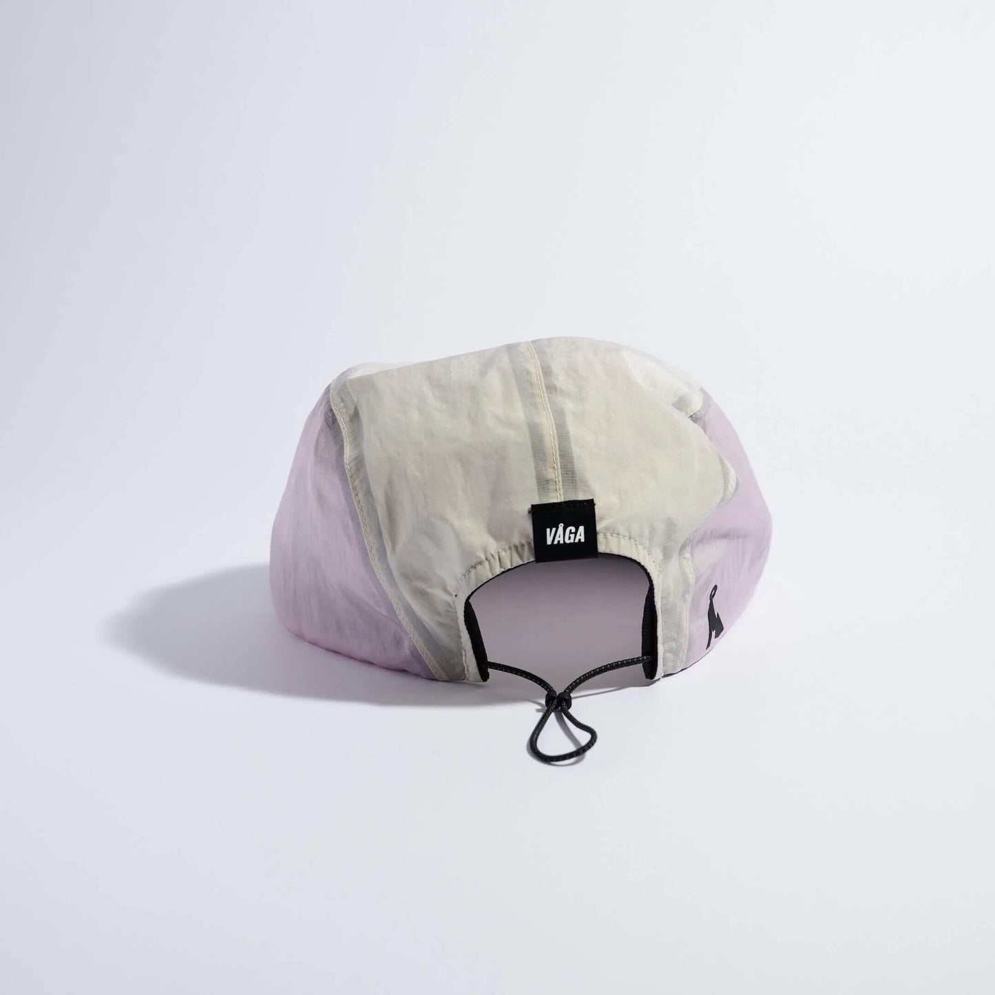 VAGA Pacer Cap ペーサーキャップ ライラック／ダストグレー／スモークグレー 背面（公式画像） - 生成りの後ろパネルと黒いVAGAネームタグ、後頭部から垂れる黒いドローコードとコードストッパー - 山道具とULギアのお店 Ascend Lite