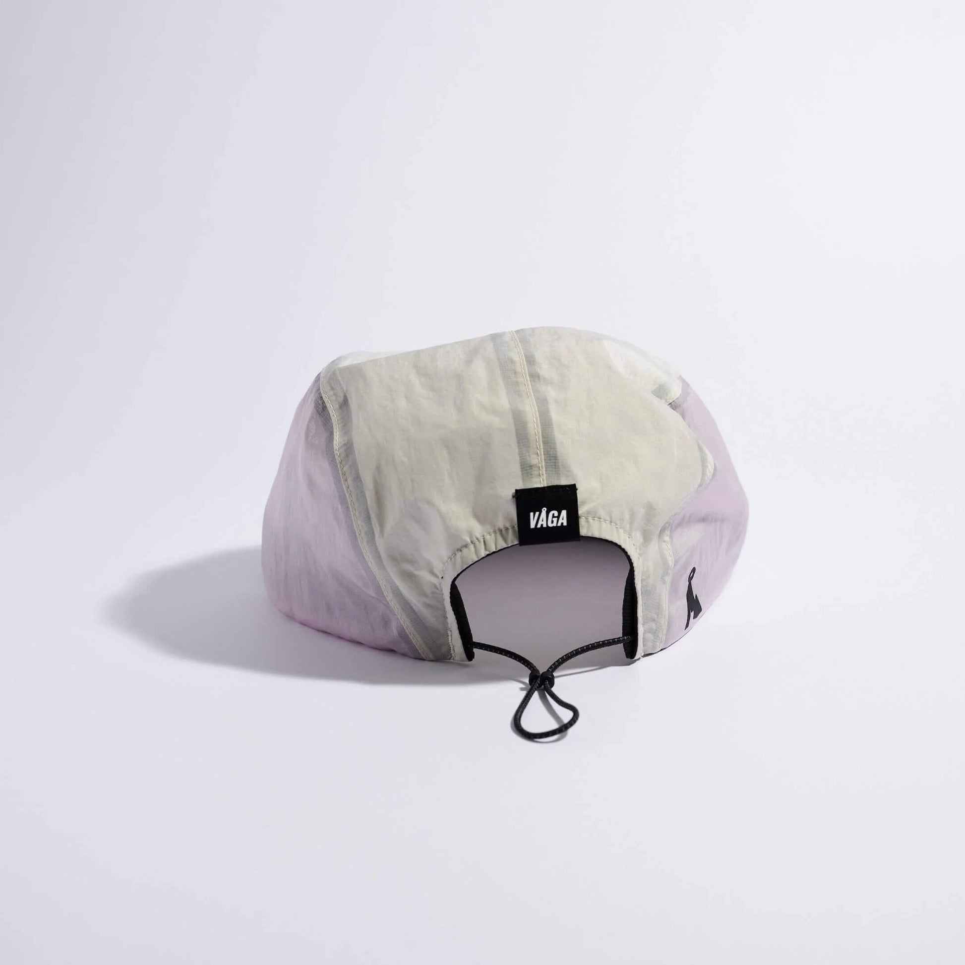VAGA Pacer Cap ペーサーキャップ ライラック／ダストグレー／スモークグレー 背面（公式画像） - 生成りの後ろパネルと黒いVAGAネームタグ、後頭部から垂れる黒いドローコードとコードストッパー - 山道具とULギアのお店 Ascend Lite