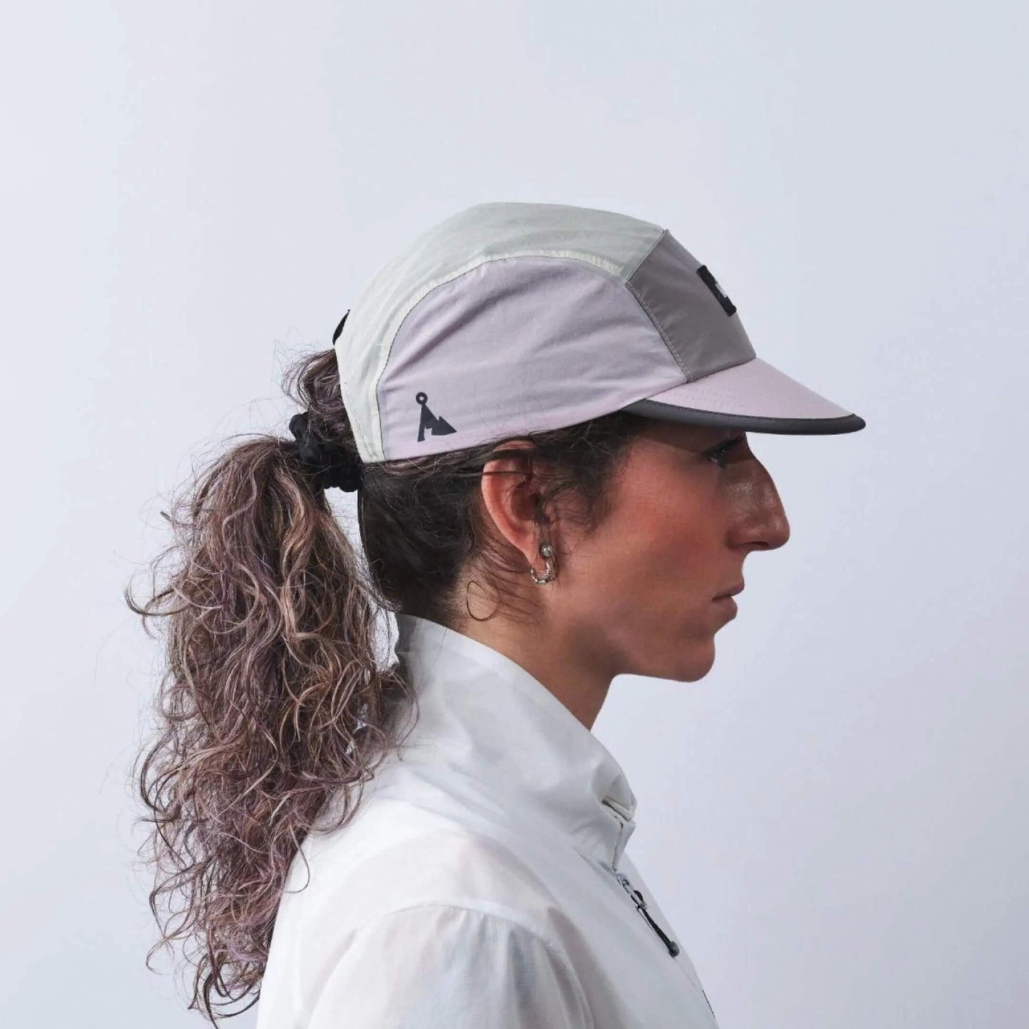 VAGA Pacer Cap ペーサーキャップ ライラック／ダストグレー／スモークグレー 着用イメージ 真横（公式画像） - 後ろの開口部からポニーテールを出した被り方とサイドパネルの黒い山型ロゴ - 山道具とULギアのお店 Ascend Lite