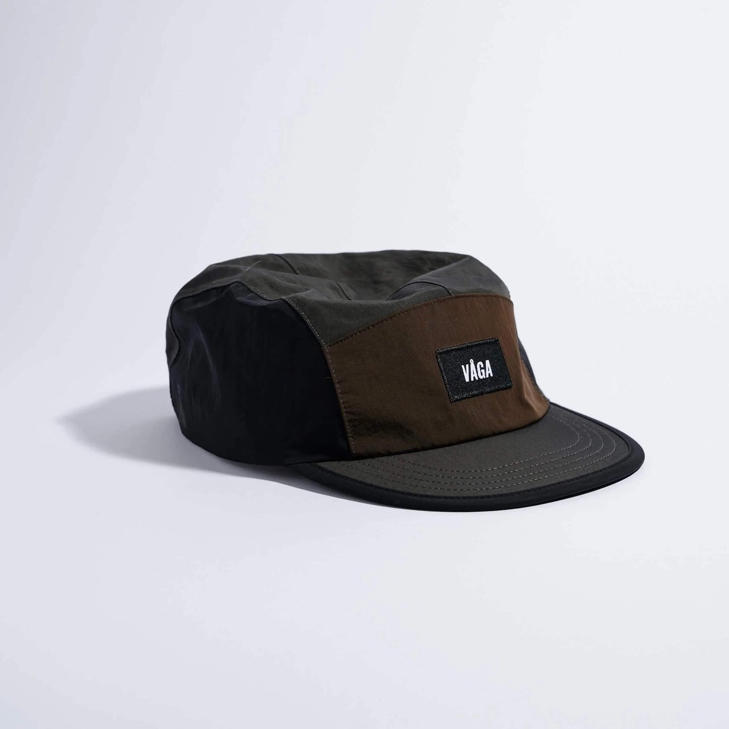 VAGA Pacer Cap ペーサーキャップ チャコール／ブラック／ブラウン 斜め前から見た全体 - 浅めの5パネルクラウンとEVAソフト芯入りのショートピーク - 山道具とULギアのお店 Ascend Lite
