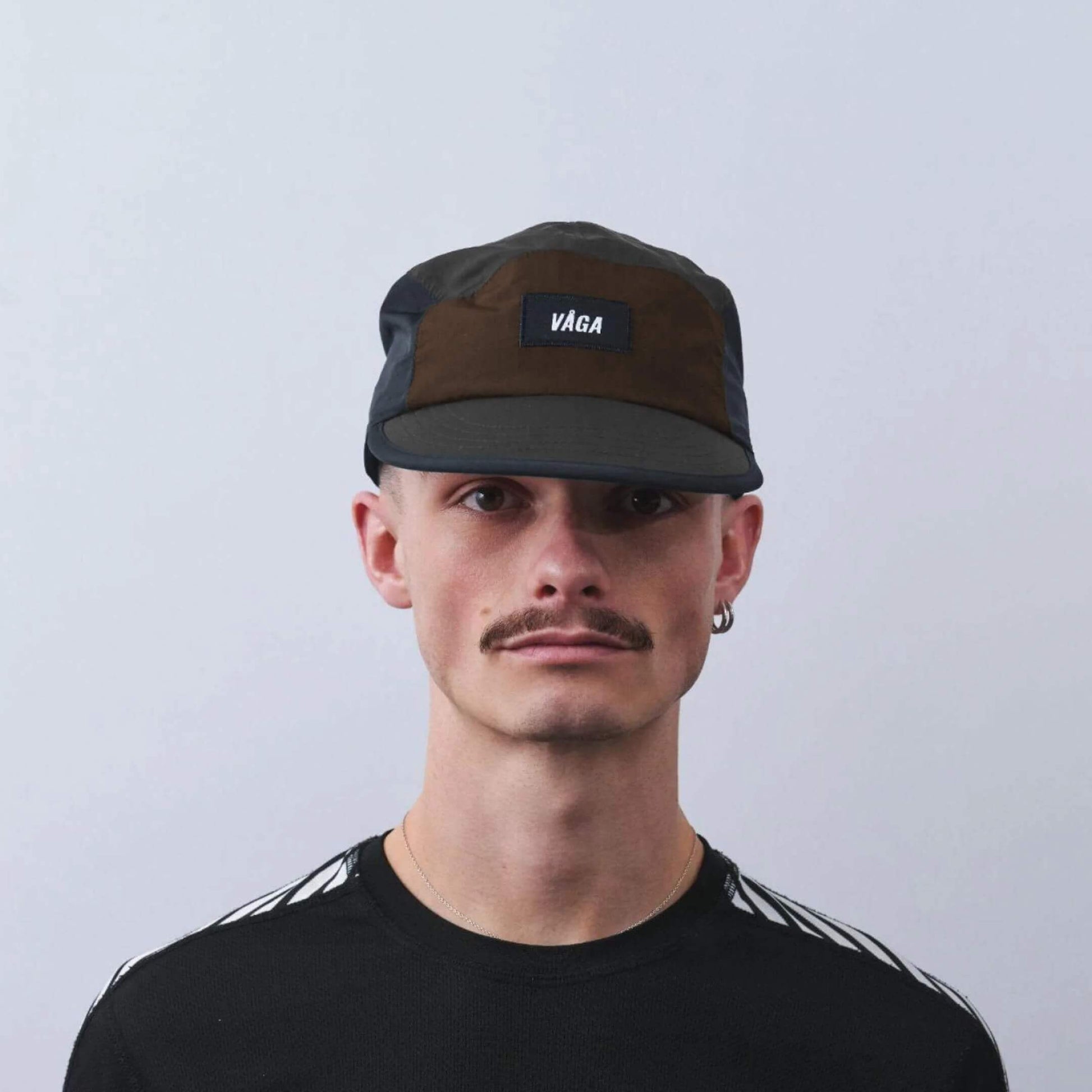 VAGA Pacer Cap ペーサーキャップ チャコール／ブラック／ブラウン 着用イメージ 正面 - 浅めのクラウンとショートピークの見え方 - 山道具とULギアのお店 Ascend Lite