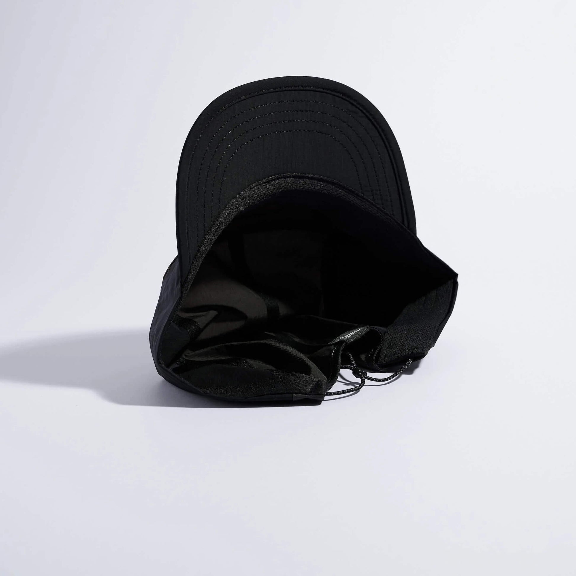 VAGA Pacer Cap ペーサーキャップ チャコール／ブラック／ブラウン 内側（公式画像） - 黒いつば裏の同心円ステッチとパッド入り吸汗ヘッドバンド、後頭部のドローコード - 山道具とULギアのお店 Ascend Lite