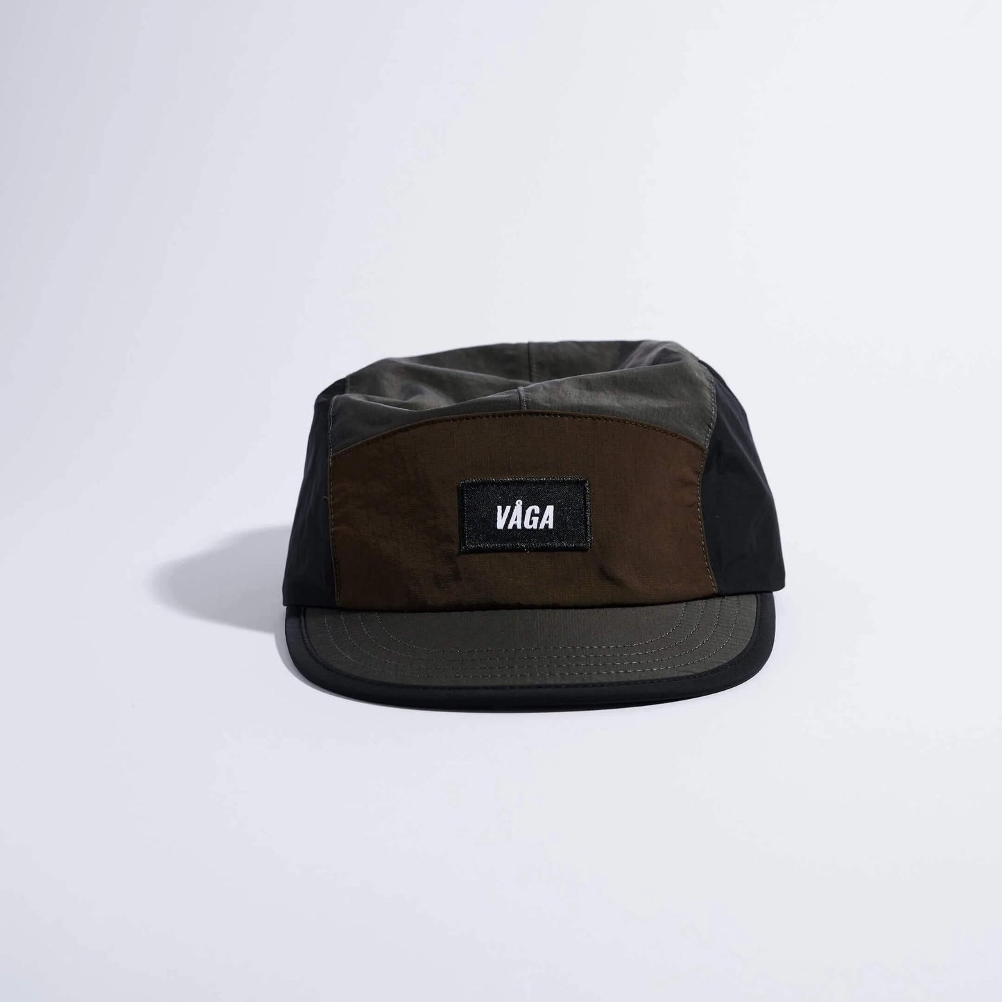 VAGA Pacer Cap ペーサーキャップ チャコール／ブラック／ブラウン 正面（公式画像） - ブラウンのフロントパネルに黒いVAGAラベル、チャコールのトップと黒いサイドパネルの3色切り替え - 山道具とULギアのお店 Ascend Lite