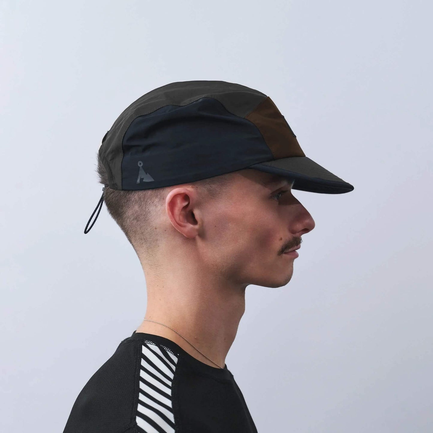 VAGA Pacer Cap ペーサーキャップ チャコール／ブラック／ブラウン 着用イメージ 横顔 - 後頭部のドローコードと頭に沿う5パネルのシルエット - 山道具とULギアのお店 Ascend Lite