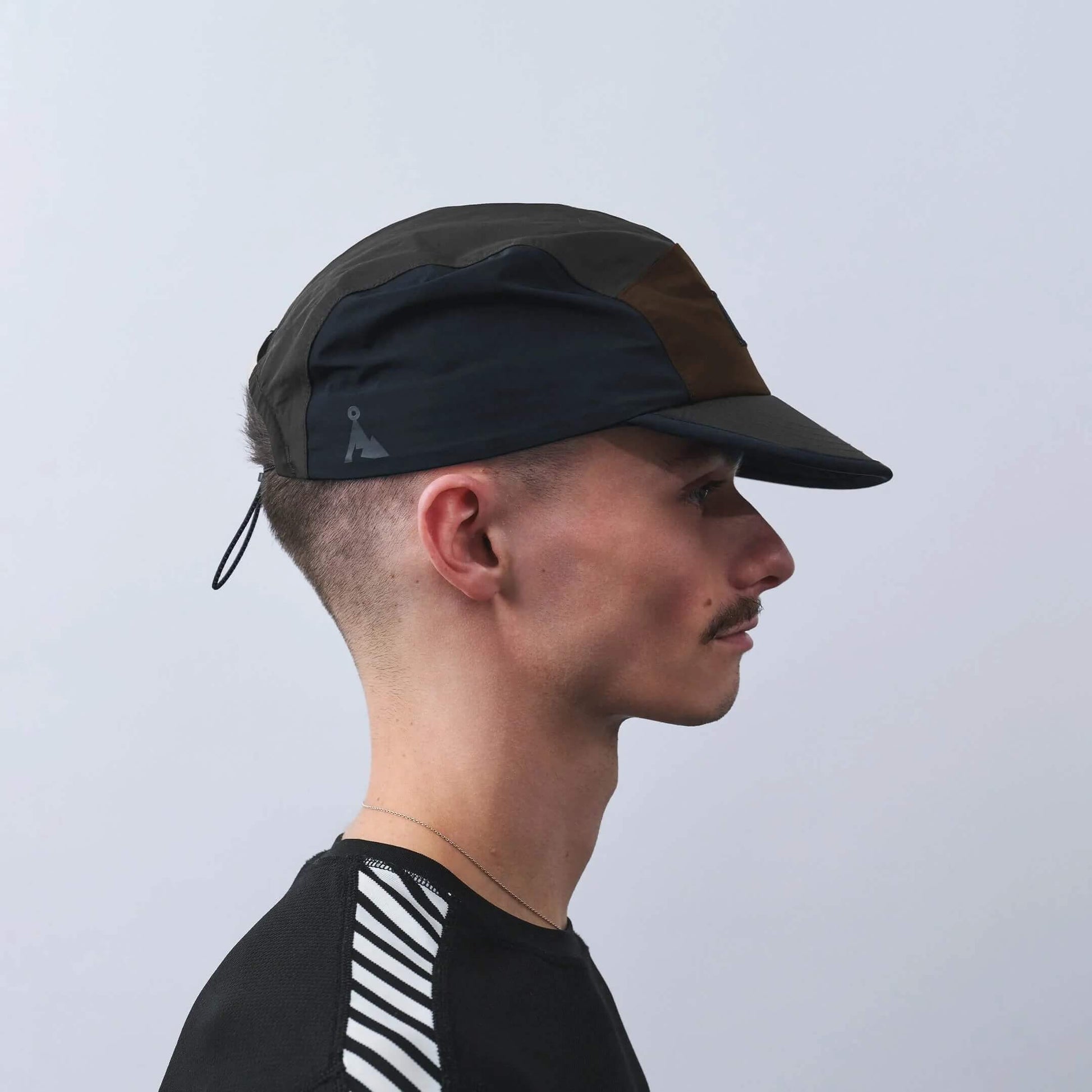 VAGA Pacer Cap ペーサーキャップ チャコール／ブラック／ブラウン 着用イメージ 横顔 - 後頭部のドローコードと頭に沿う5パネルのシルエット - 山道具とULギアのお店 Ascend Lite