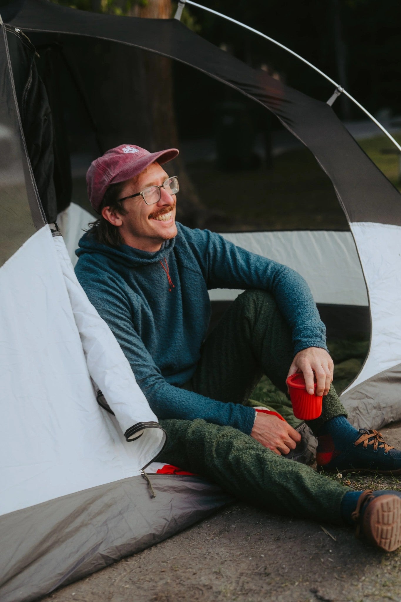 FarPointe Outdoor Gear TecnoWool Cruiser テクノウールクルーザー テント内でくつろぐ着用イメージ（ブルーグリーン系カラー）（公式画像） - 山道具とULギアのお店 Ascend Lite