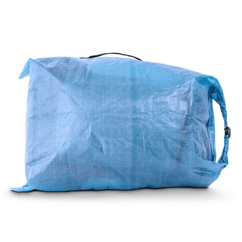 Zpacks Airplane Case XL エアプレーンケース XL Blue 側面 - バックパックを詰めて立てた状態。上部の持ち手と右側面で巻き留めたロールトップ（公式画像） - 山道具とULギアのお店 Ascend Lite