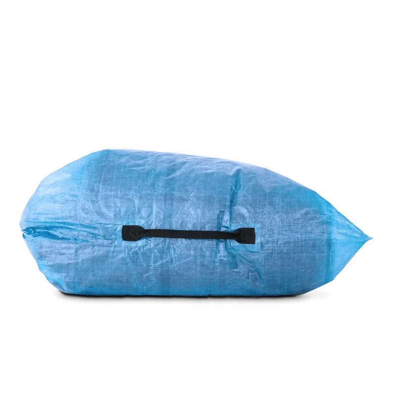 Zpacks Airplane Case XL エアプレーンケース XL Blue 横倒しに寝かせた側面 - 中央のウェビング持ち手と、細くすぼまるロールトップ側の様子（公式画像） - 山道具とULギアのお店 Ascend Lite