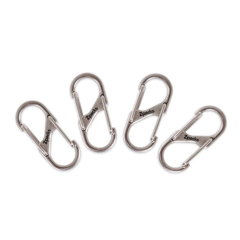Zpacks Carabiner 4個セット カラビナ Mini-S シルバー（無塗装）4個を白背景に扇状に並べた俯瞰 金属地のS字形状とZpacksロゴが見える（公式画像） - 山道具とULギアのお店 Ascend Lite