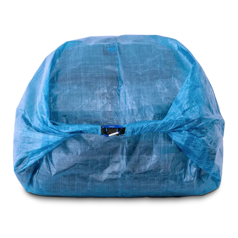 Zpacks Airplane Case XL エアプレーンケース XL Blue 正面 - 荷物を詰めてロールトップを巻き、Zpacksロゴ入りバックルで留めた状態（公式画像） - 山道具とULギアのお店 Ascend Lite