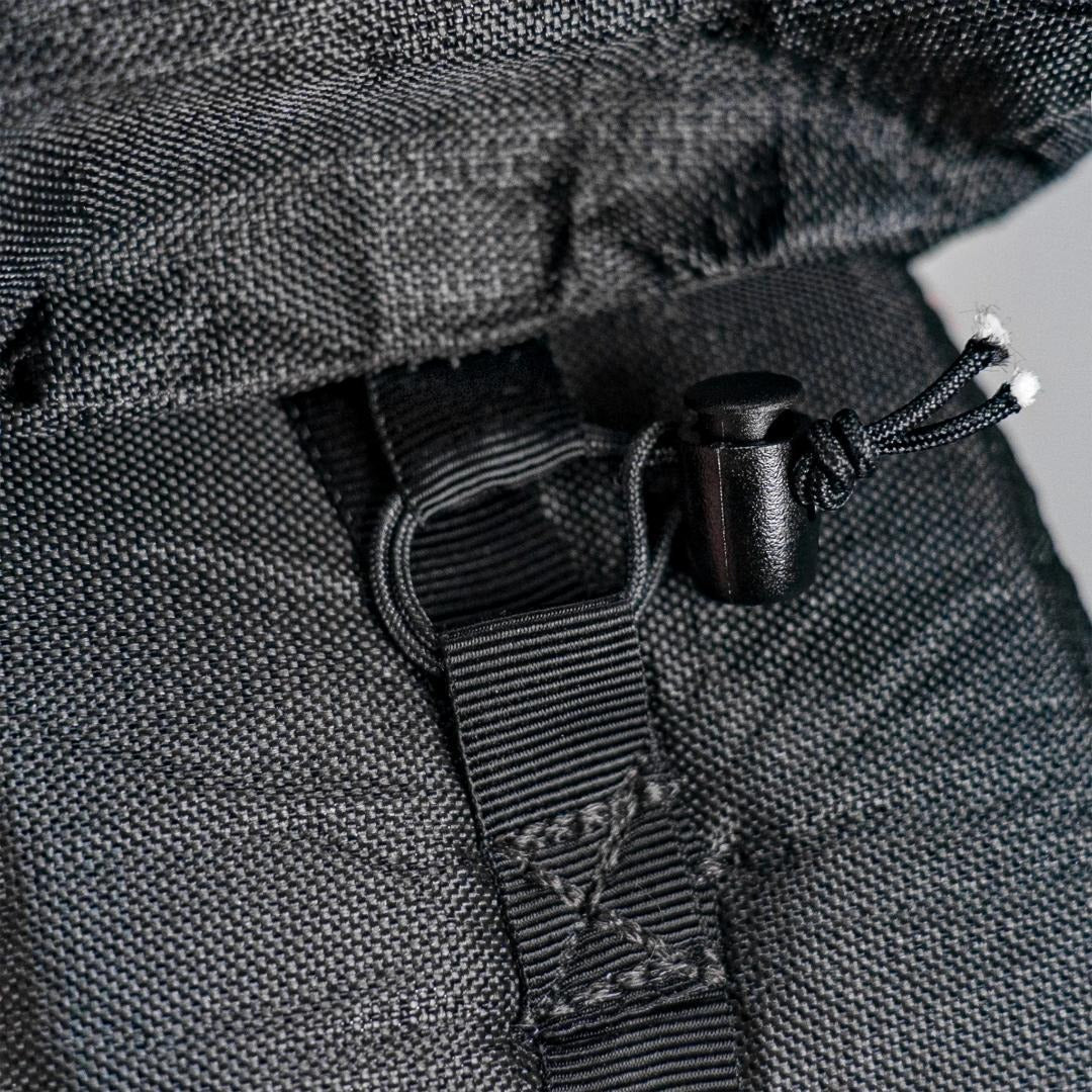 Zpacks Belt Pouch ベルトポーチ 取り付け部の拡大 - ヒップベルトのウェビングにコードとトグルで固定する方法 - 山道具とULギアのお店 Ascend Lite