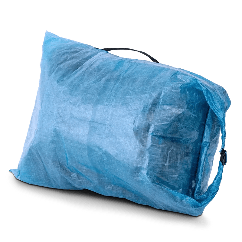 Zpacks Airplane Case XL エアプレーンケース XL Blue 斜め45度 - 荷物を詰めたときの立体的な厚みと、側面に寄せたロールトップ・バックルの位置関係（公式画像） - 山道具とULギアのお店 Ascend Lite