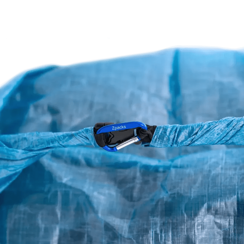Zpacks Airplane Case XL エアプレーンケース XL Blue ロック使用例 - 開口部の小さなループ2つにZpacksロゴ入りカラビナを通して施錠した状態の接写（公式画像） - 山道具とULギアのお店 Ascend Lite
