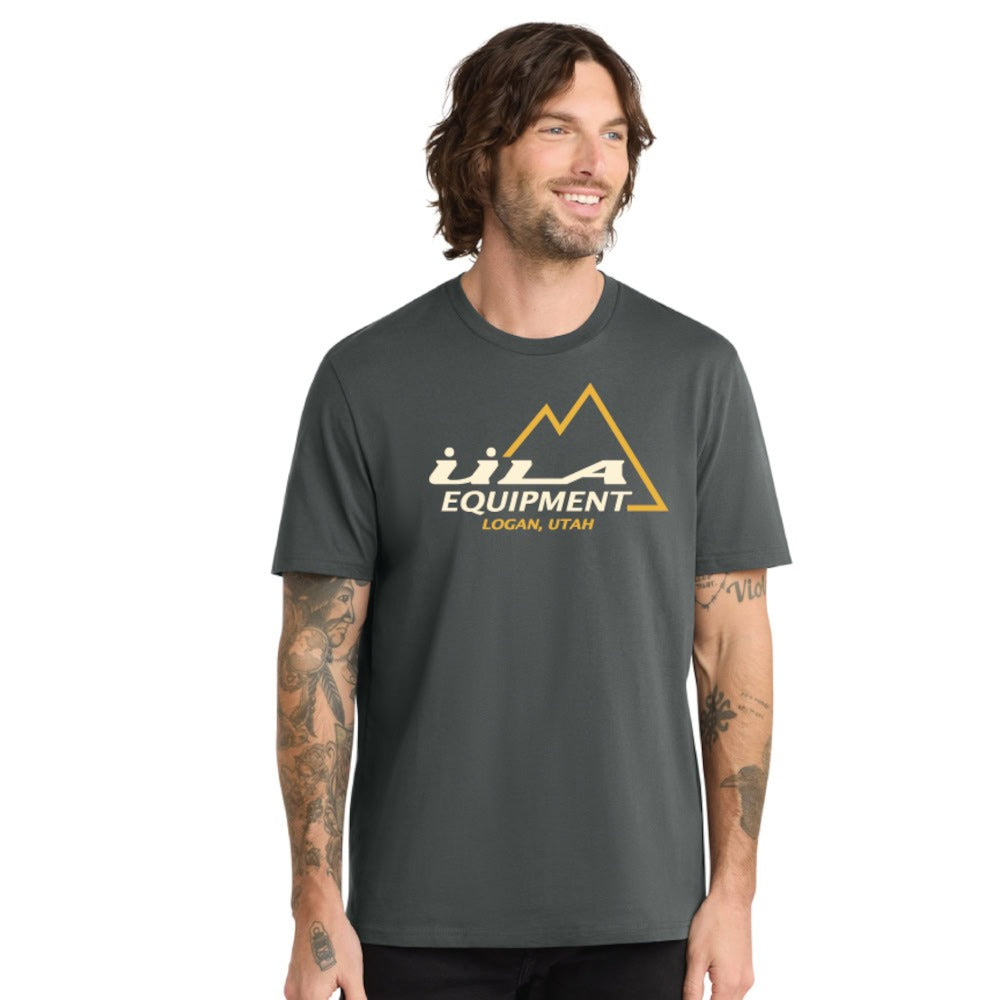 ULA Equipment Organic Cotton Vintage ULA Logo T-shirt ヴィンテージロゴTシャツ Terrain Grey 着用イメージ（初代ULAロゴ入り） - 山道具とULギアのお店 Ascend Lite