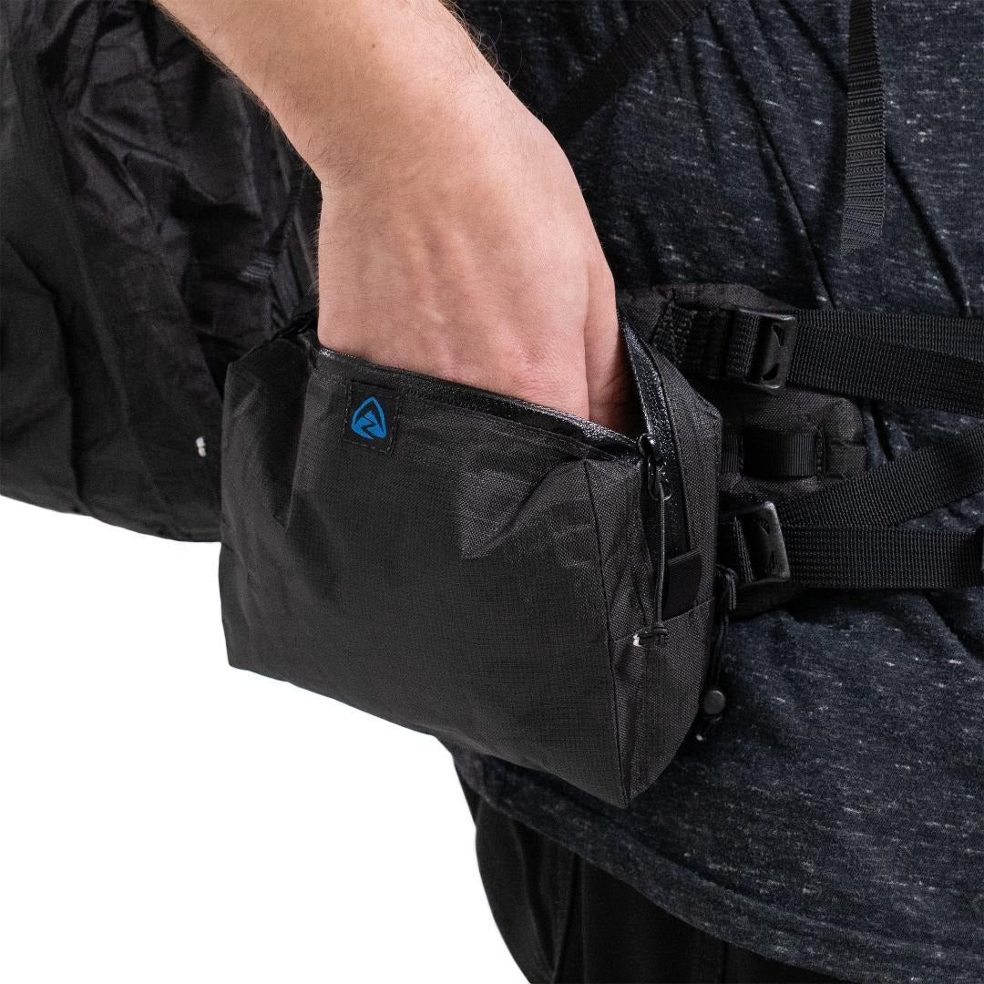 Zpacks Belt Pouch ベルトポーチ 使用イメージ - ヒップベルトに装着して中身を取り出す様子 - 山道具とULギアのお店 Ascend Lite