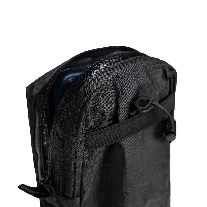 Zpacks Shoulder Pouch w/ Zipper ショルダーポーチ ジッパー付き Jet Black Ultra 止水ジッパーを大きく開けた開口部の接写、内部に収めたスマートフォンと補強された縁、サイドのプルコード（公式画像） - 山道具とULギアのお店 Ascend Lite