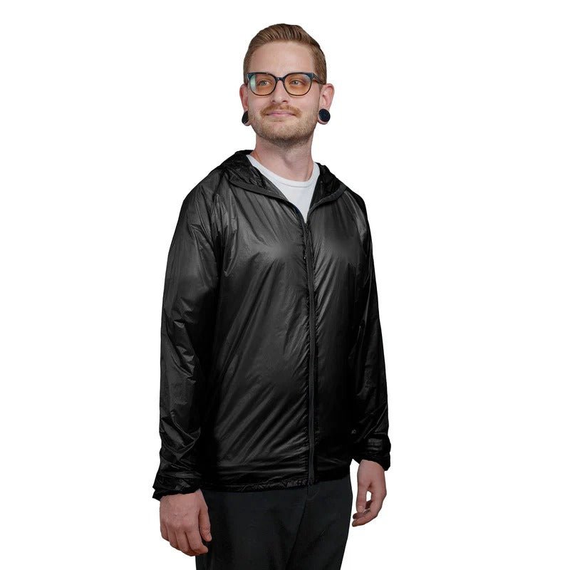 Zpacks Ventum Wind Shell Jacket ベンタムウインドシェルジャケット Black 男性モデル着用の前面。フードを首元に下ろし、白Tシャツの上からフルジップを閉めた状態（公式画像） - 山道具とULギアのお店 Ascend Lite