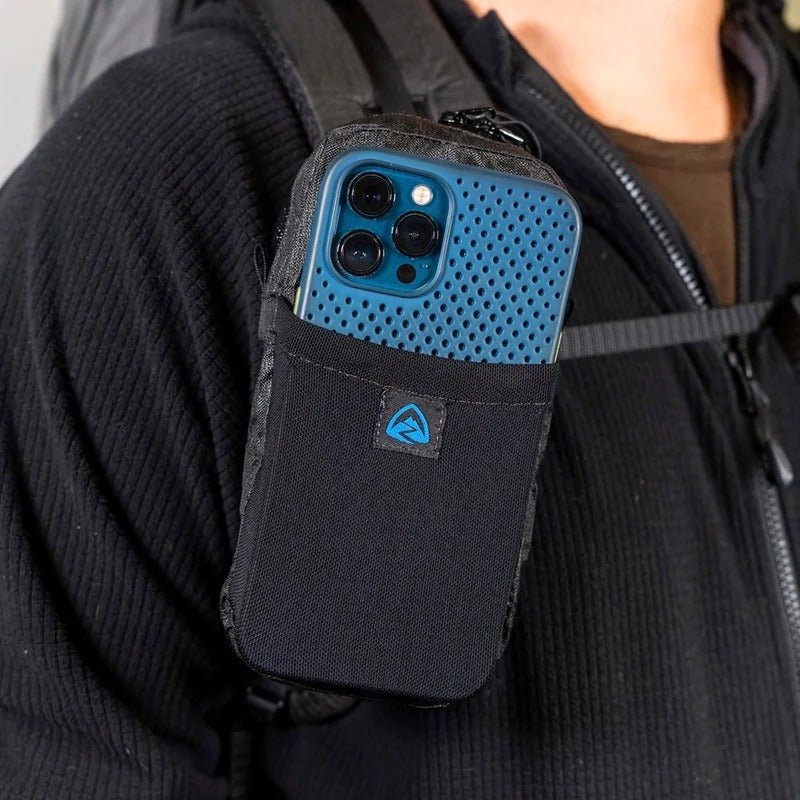 Zpacks Shoulder Pouch w/ Zipper ショルダーポーチ ジッパー付き Jet Black Ultra バックパックのショルダーストラップに装着した着用例、フロント伸縮メッシュポケットにスマートフォンを差した胸元の収まり（公式画像） - 山道具とULギアのお店 Ascend Lite