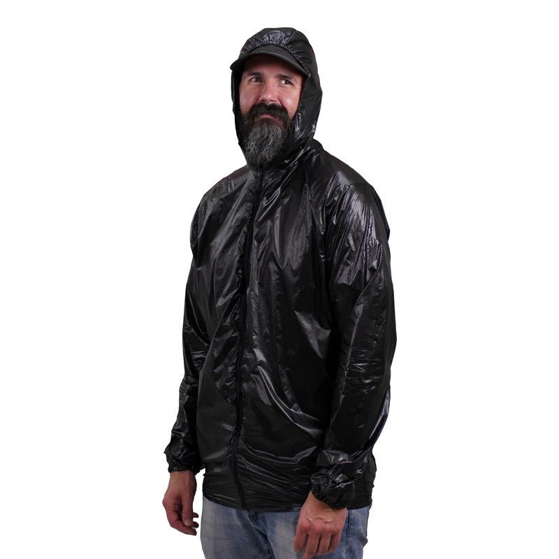 Zpacks Ventum Wind Shell Jacket ベンタムウインドシェルジャケット Black フードをかぶった着用の前面斜め。キャップの上から頭部を覆い、袖口のエラスティックトリムが絞られた状態（公式画像） - 山道具とULギアのお店 Ascend Lite
