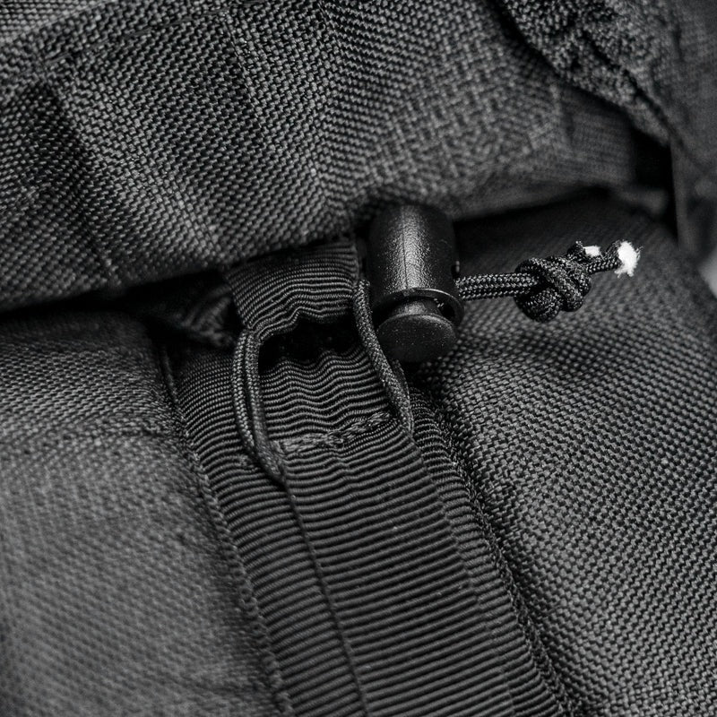 Zpacks Shoulder Pouch w/ Zipper ショルダーポーチ ジッパー付き Jet Black Ultra Loop Toggleの接写、バックパックのショルダーストラップのウェビングループにコード付きトグルを通して固定した様子（公式画像） - 山道具とULギアのお店 Ascend Lite