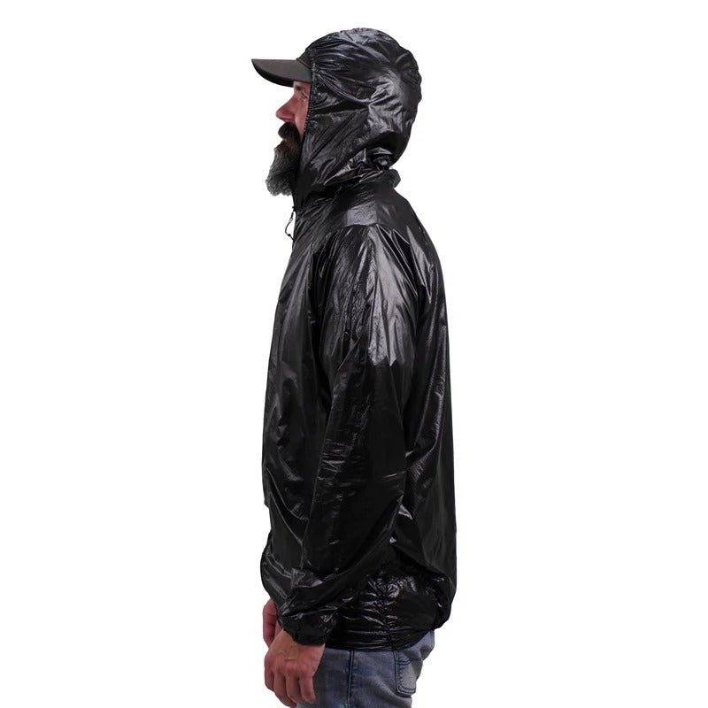 Zpacks Ventum Wind Shell Jacket ベンタムウインドシェルジャケット Black フードをかぶった着用の真横。フードの深さと腰までの着丈、身頃のゆとりがわかるシルエット（公式画像） - 山道具とULギアのお店 Ascend Lite