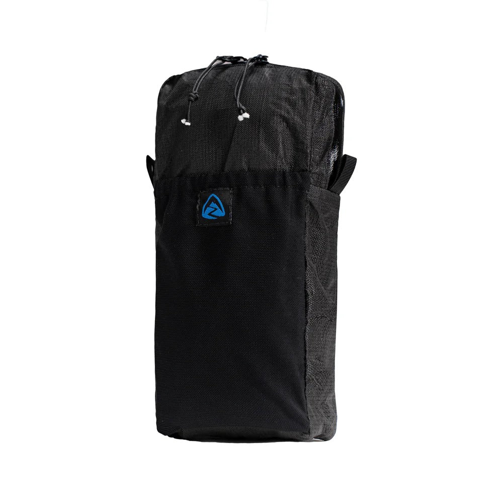 Zpacks Shoulder Pouch w/ Zipper ショルダーポーチ ジッパー付き Jet Black Ultra 正面全体、上端から伸びる2本のプルコードと角の立った箱型の縦長シルエット、フロント伸縮メッシュポケットのZpacksロゴタグ（公式画像） - 山道具とULギアのお店 Ascend Lite