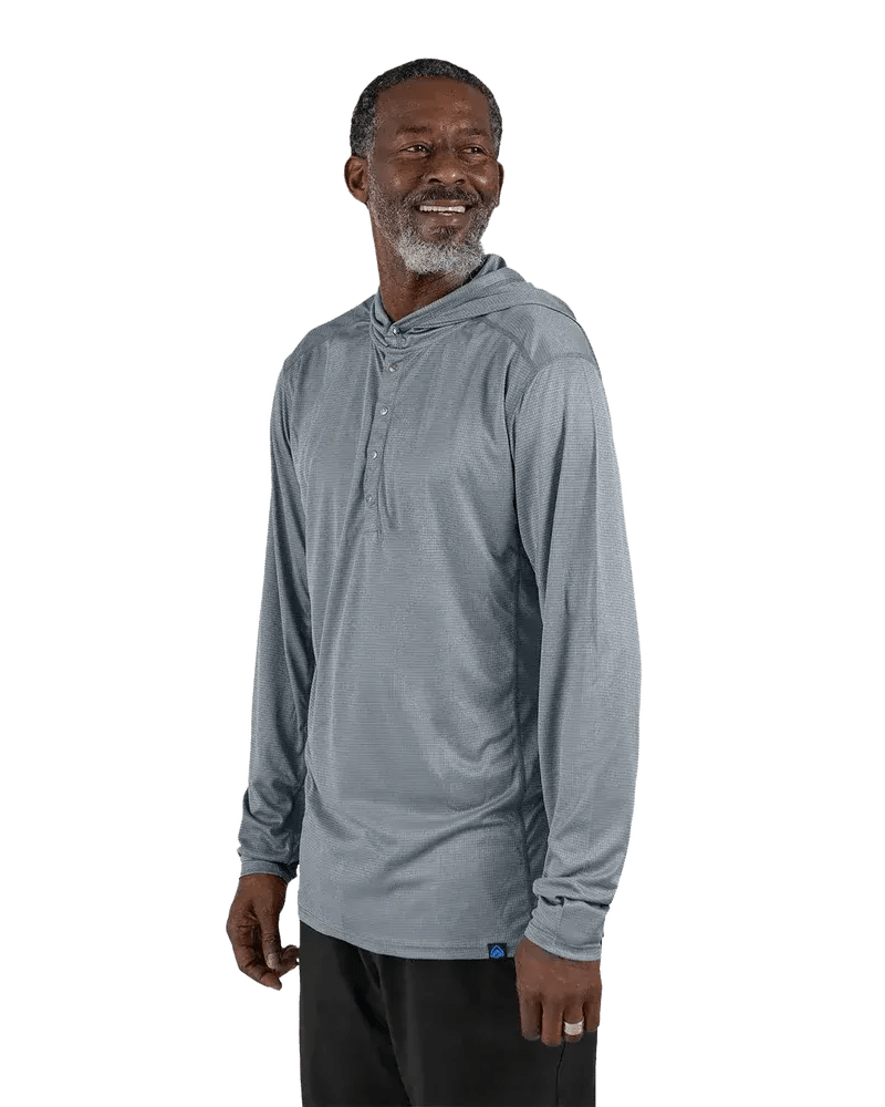 Zpacks Trail Cool Sun Hoody トレイルクールサンフーディ Gray 男性モデル着用の前面斜め。フードを背中側に下ろし胸元を留めた状態と、裾左寄りのZpacksロゴタグ（公式画像） - 山道具とULギアのお店 Ascend Lite