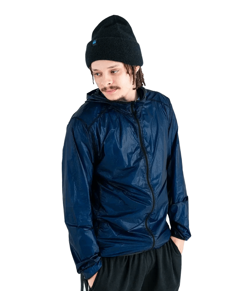 Zpacks Ventum Wind Shell Jacket ベンタムウインドシェルジャケット Navy Blue 男性モデル着用の前面。フードを下ろしフルジップを閉じた状態で、光沢のあるリップストップ生地の質感がわかる（公式画像） - 山道具とULギアのお店 Ascend Lite