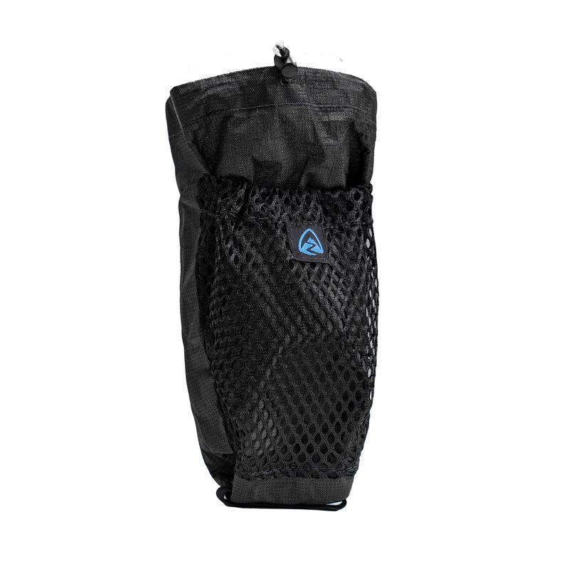Zpacks Shoulder Pouch ショルダーポーチ Jet Black Ultra 正面全体、軽く絞ったドローコードと下すぼまりの筒型シルエット、フロント伸縮メッシュポケット（公式画像） - 山道具とULギアのお店 Ascend Lite