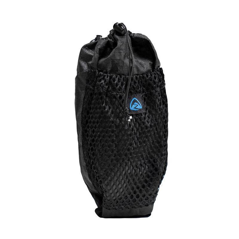 Zpacks Shoulder Pouch ショルダーポーチ Jet Black Ultra ドローコードを絞って口を閉じた状態を斜め前から、マチのふくらみと伸縮メッシュの伸び方（公式画像） - 山道具とULギアのお店 Ascend Lite