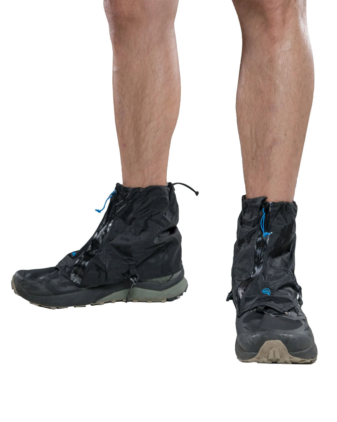 Zpacks Rain Gaiters レインゲイター Ankle ブラック 両足に装着した着用イメージ・トレイルランニングシューズの上からくるぶし丈で覆い上端のドローコードを絞った状態（公式画像） - 山道具とULギアのお店 Ascend Lite