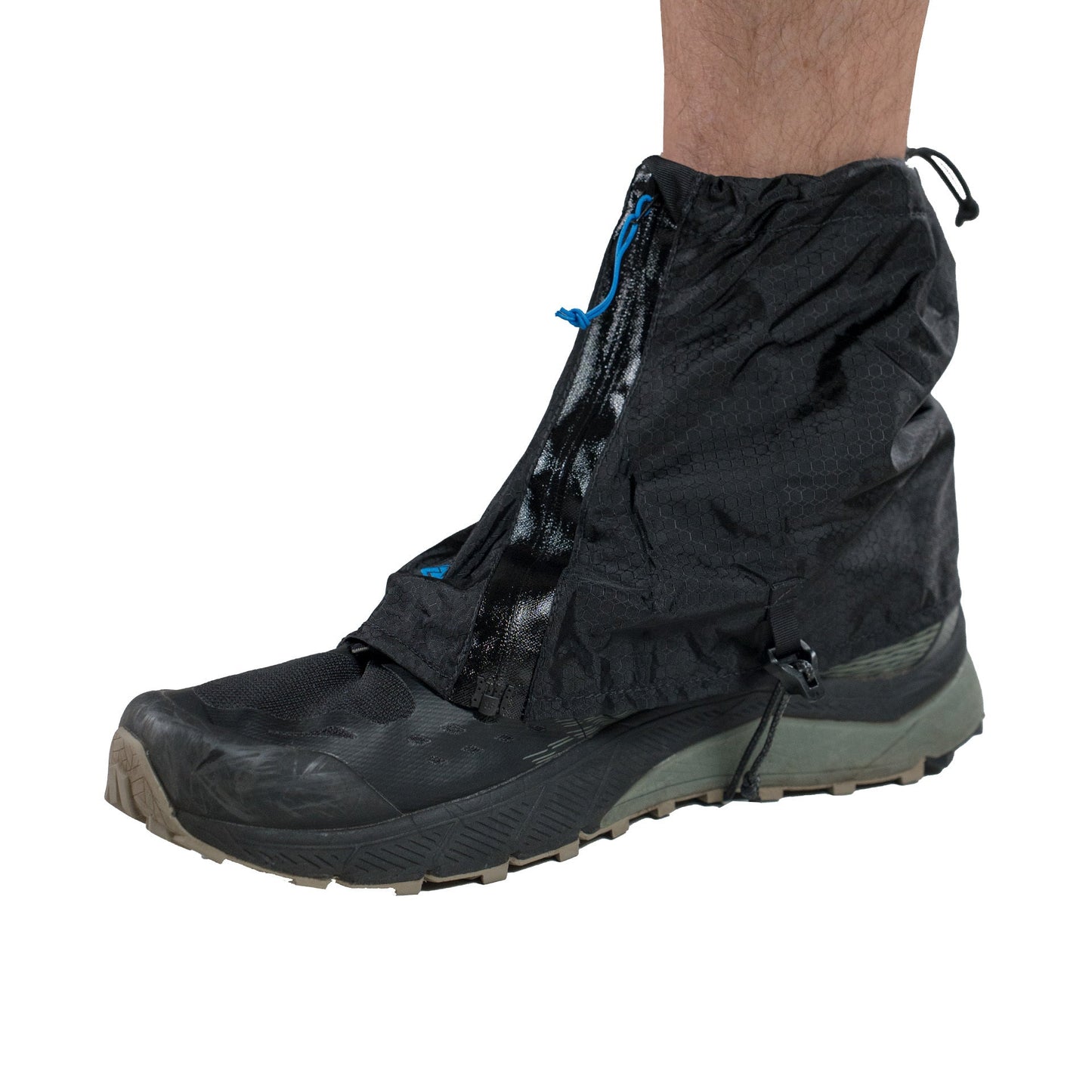 Zpacks Rain Gaiters レインゲイター Ankle ブラック 片足を真横から接写・シームテープ処理の防水フロントジッパーと上端のコードロック、靴底を通すアーチコード（公式画像） - 山道具とULギアのお店 Ascend Lite
