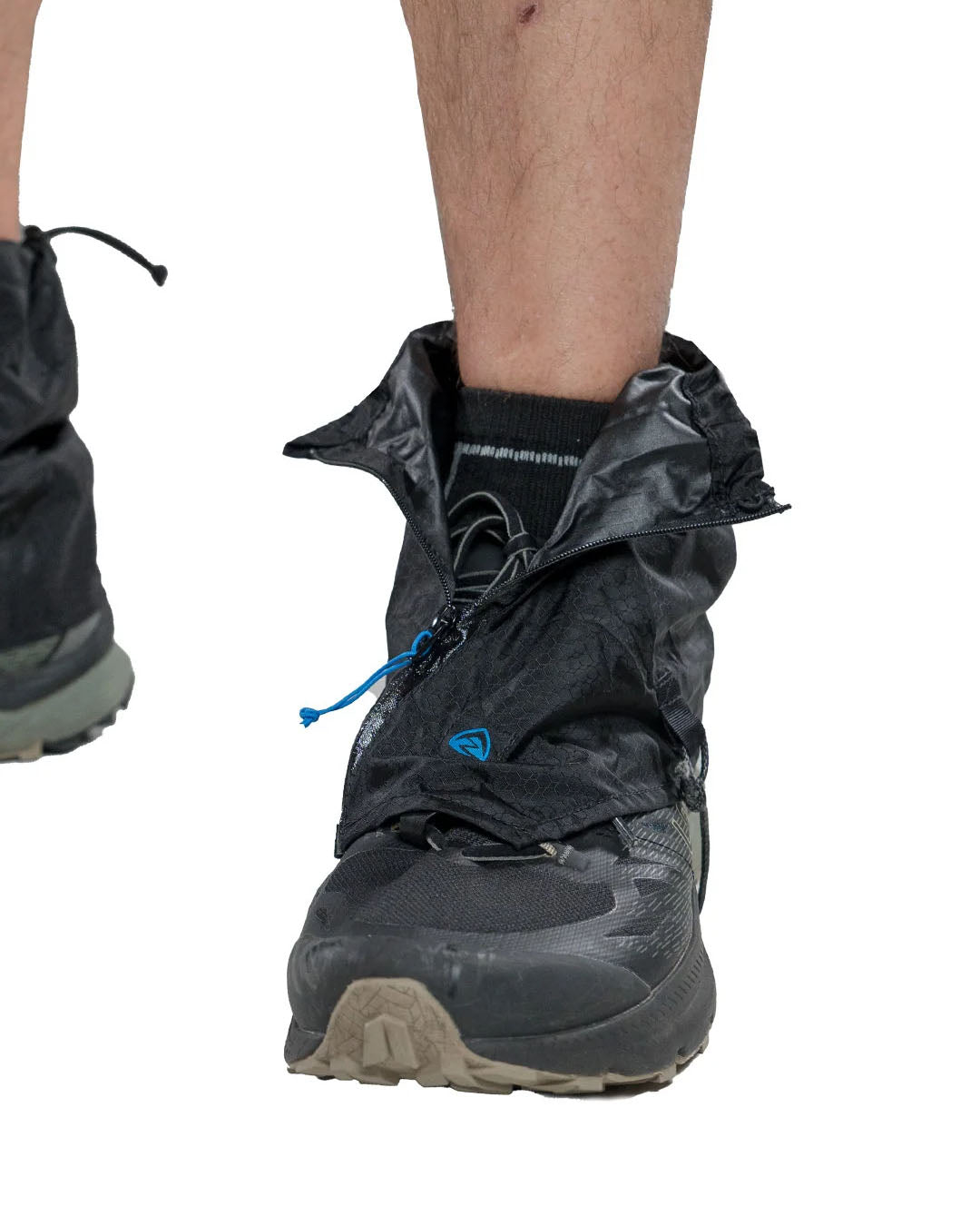 Zpacks Rain Gaiters レインゲイター Ankle ブラック 装着したままフロントジッパーを開いた状態を正面から・靴を脱がずに着脱できる構造（公式画像） - 山道具とULギアのお店 Ascend Lite